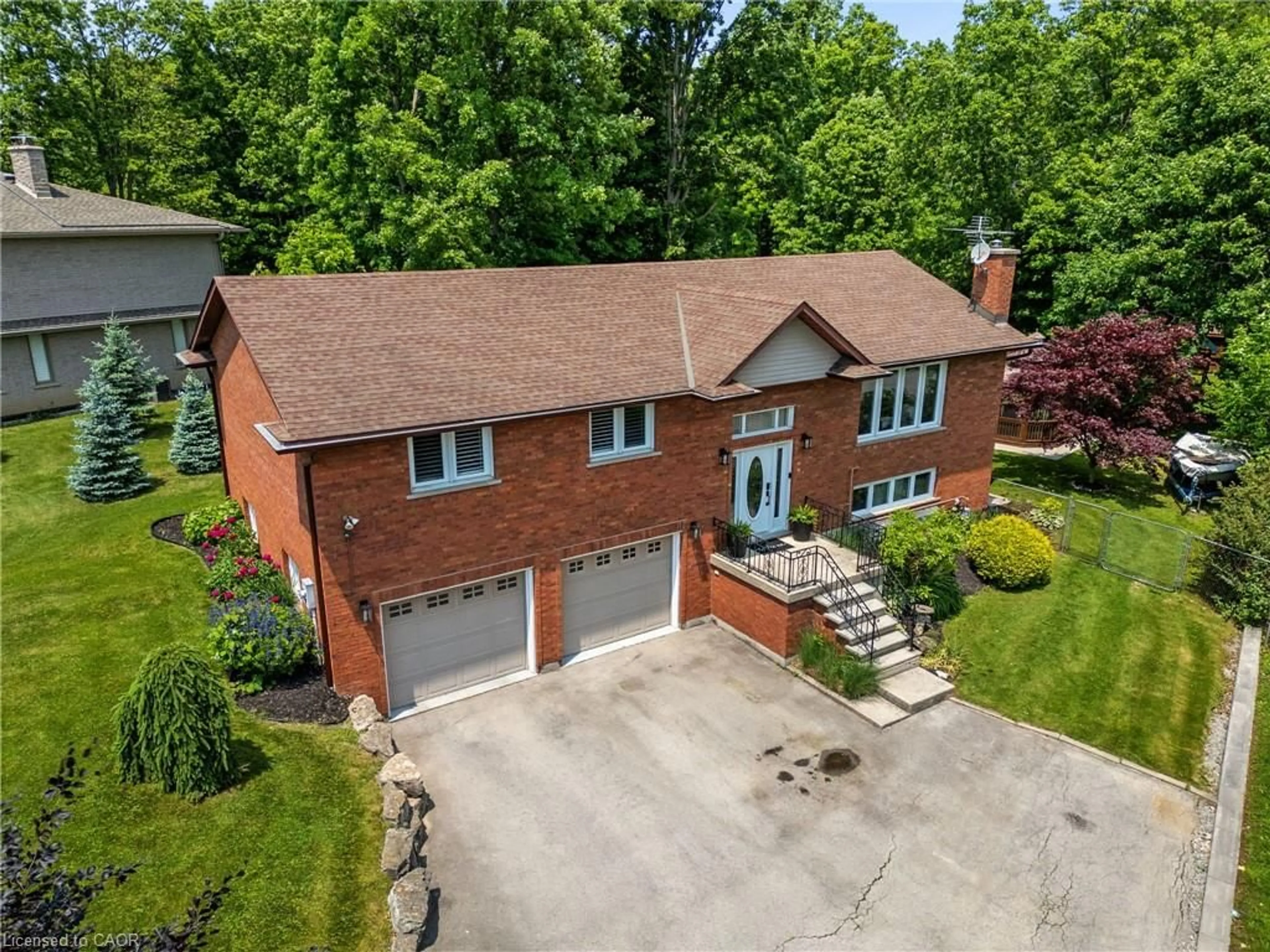 A pic from outside/outdoor area/front of a property/back of a property/a pic from drone, street for 5126 Chippewa Rd, Glanbrook Ontario L0R 1W0