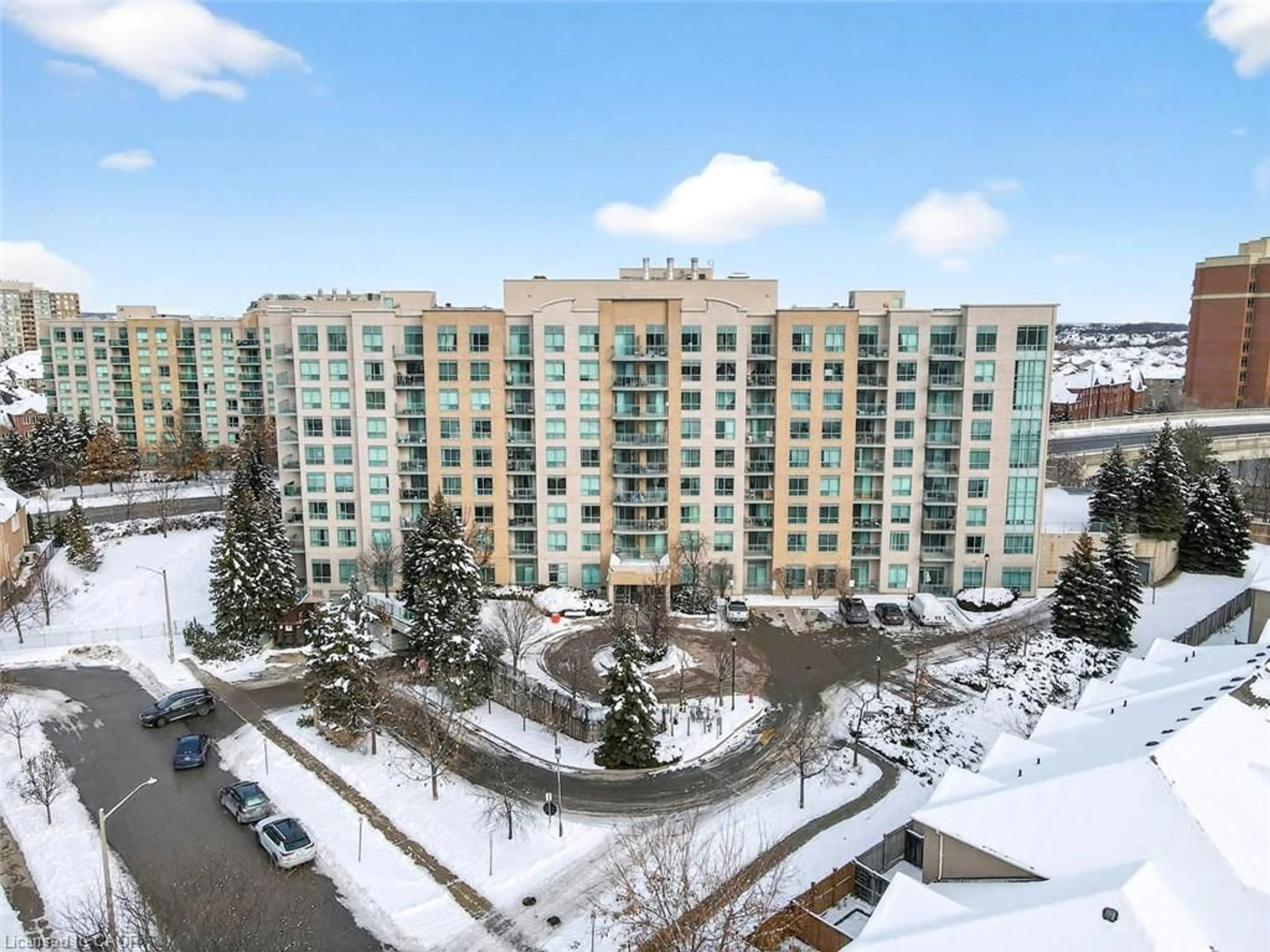 A pic from outside/outdoor area/front of a property/back of a property/a pic from drone, city buildings view from balcony for 51 Baffin Crt, Richmond Hill Ontario L4B 4P6