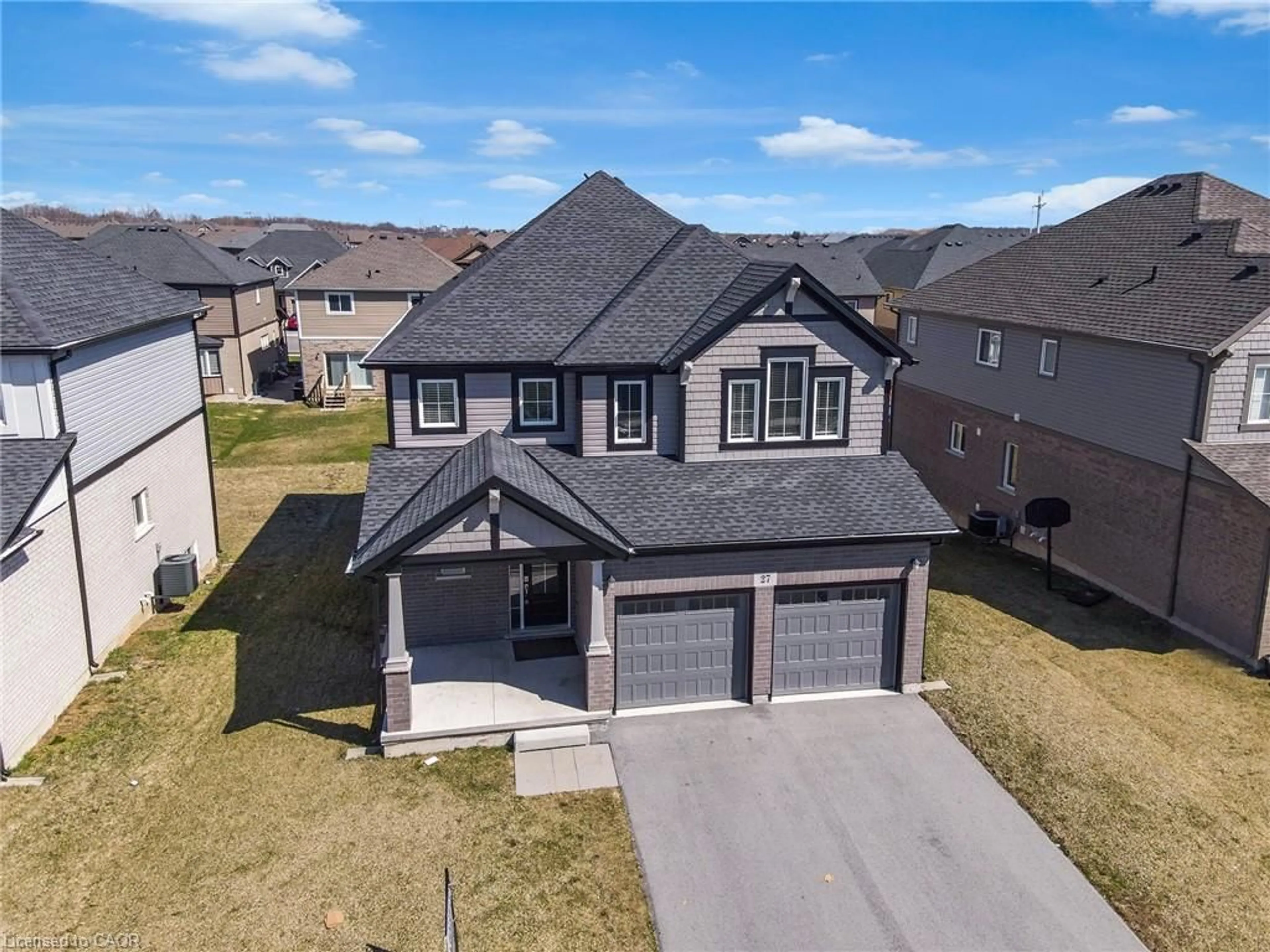 A pic from outside/outdoor area/front of a property/back of a property/a pic from drone, street for 27 Monarch St, Welland Ontario L3C 0E6