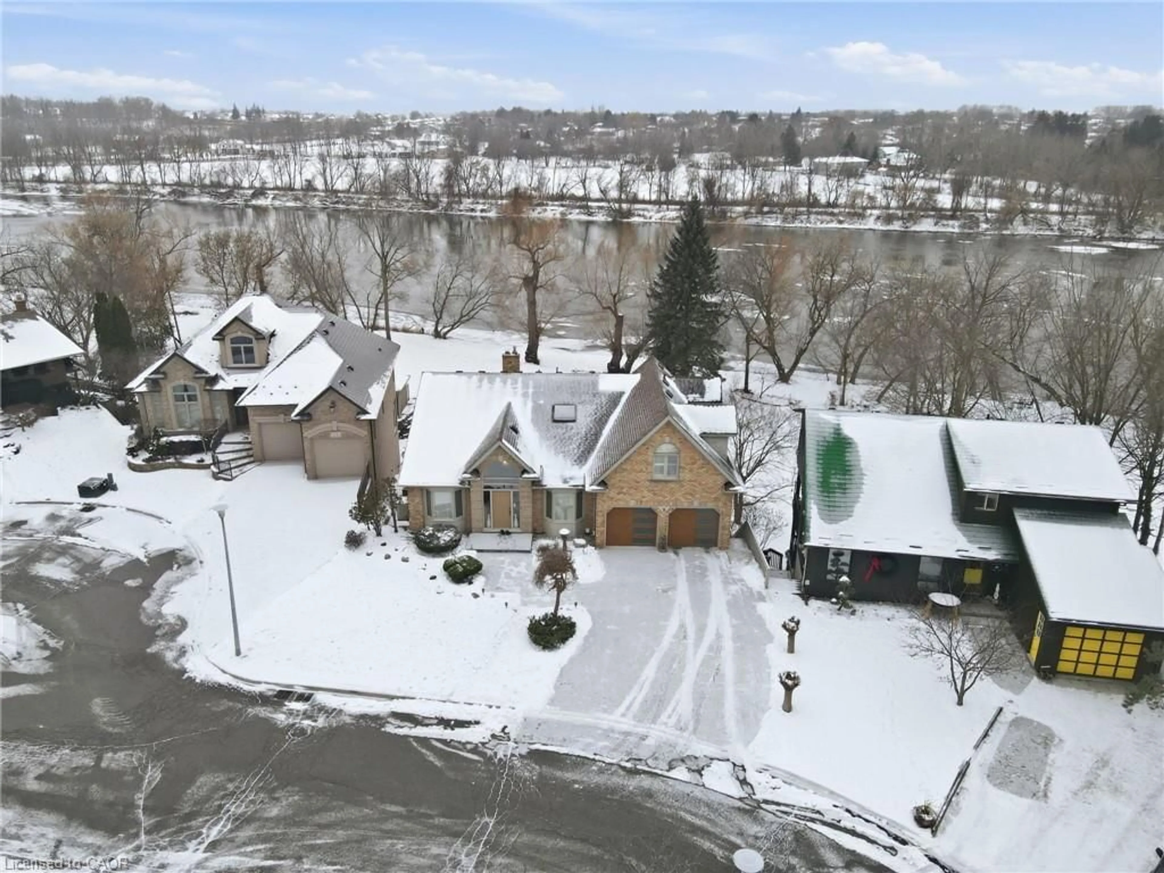 A pic from outside/outdoor area/front of a property/back of a property/a pic from drone, street for 9 Lamb Crt, Caledonia Ontario N3W 1E2