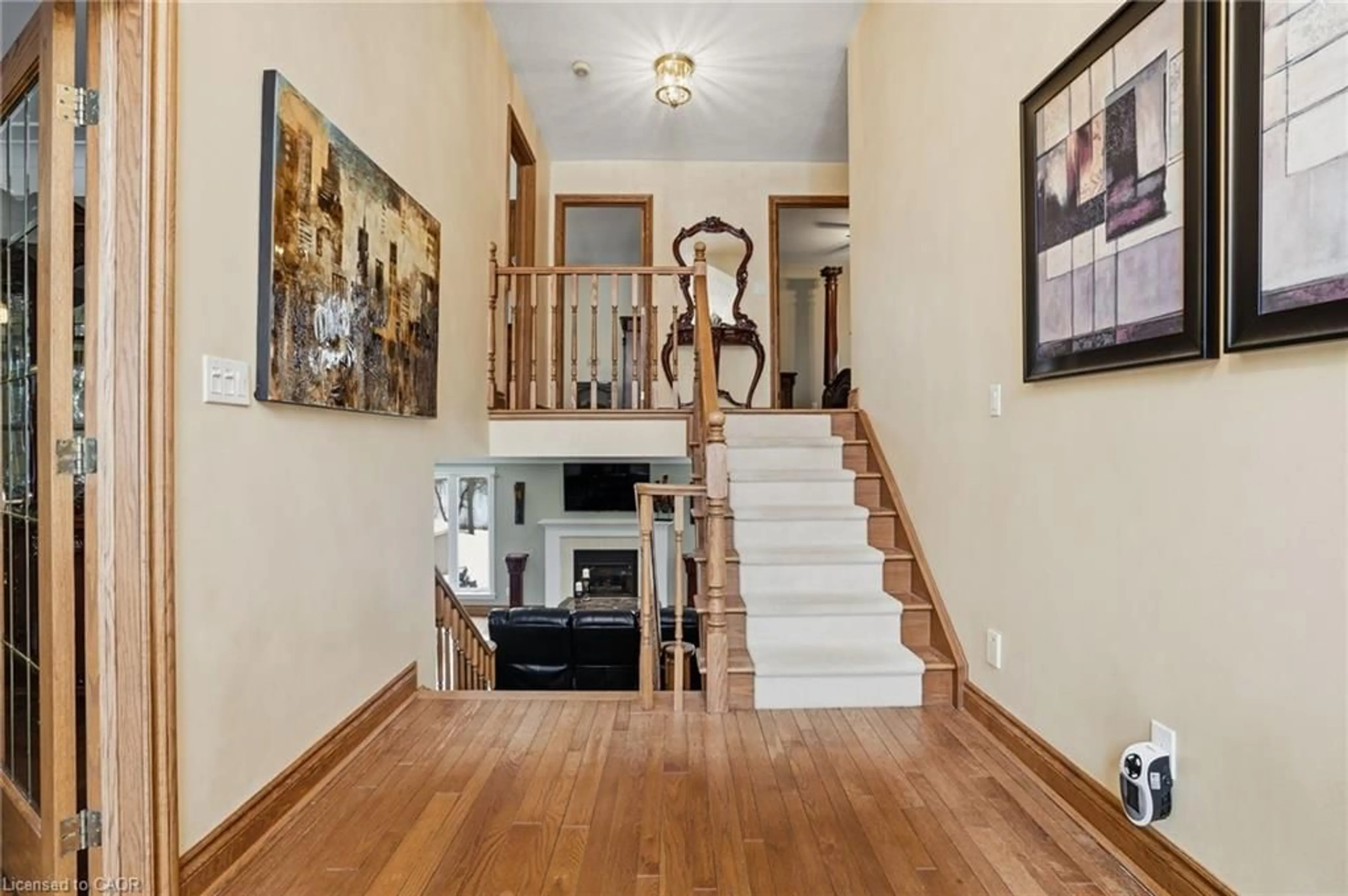 Indoor foyer for 9 Lamb Crt, Caledonia Ontario N3W 1E2