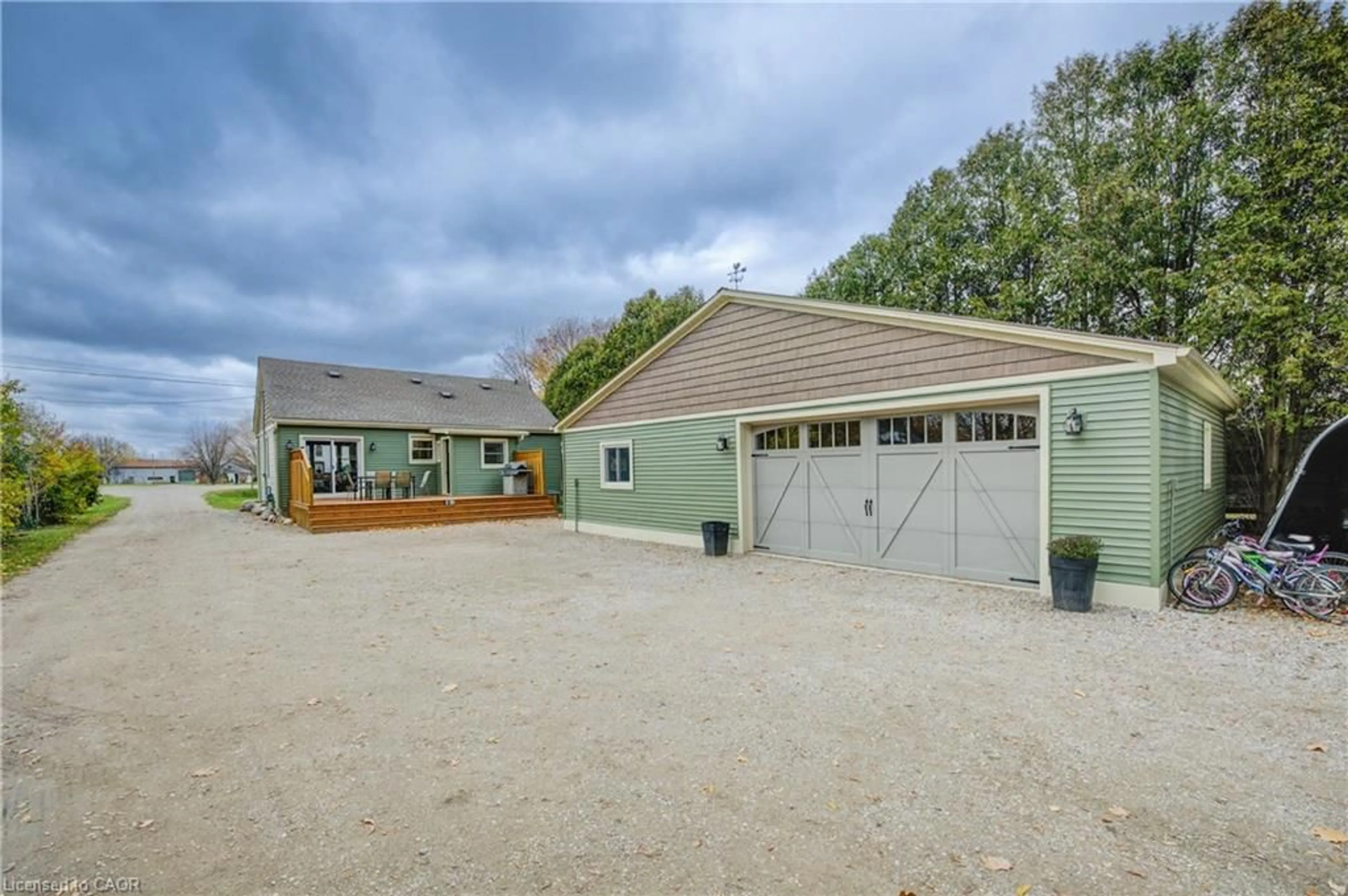 Indoor garage for 332508 Plank Line, Ostrander Ontario N4G 4H1