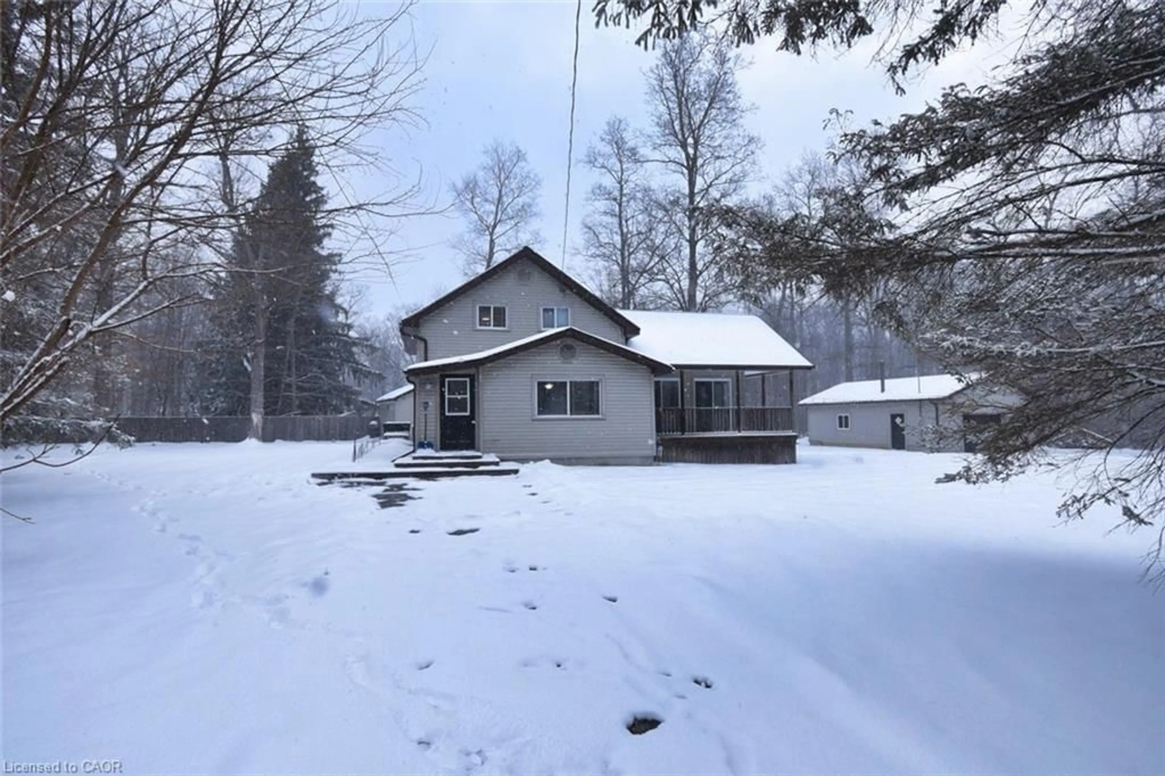 A pic from outside/outdoor area/front of a property/back of a property/a pic from drone, street for 3222 Peach Ave, Ridgeway Ontario L0S 1N0