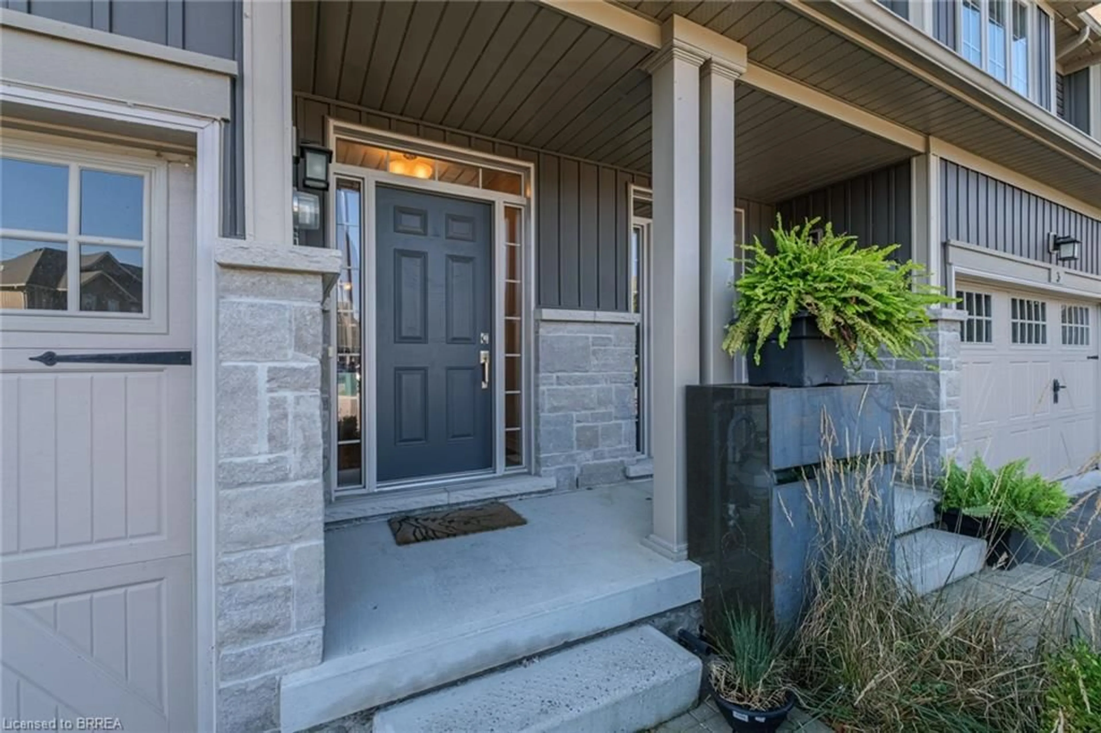 Indoor entryway for 80 Willow St #2, Paris Ontario N3L 2K6