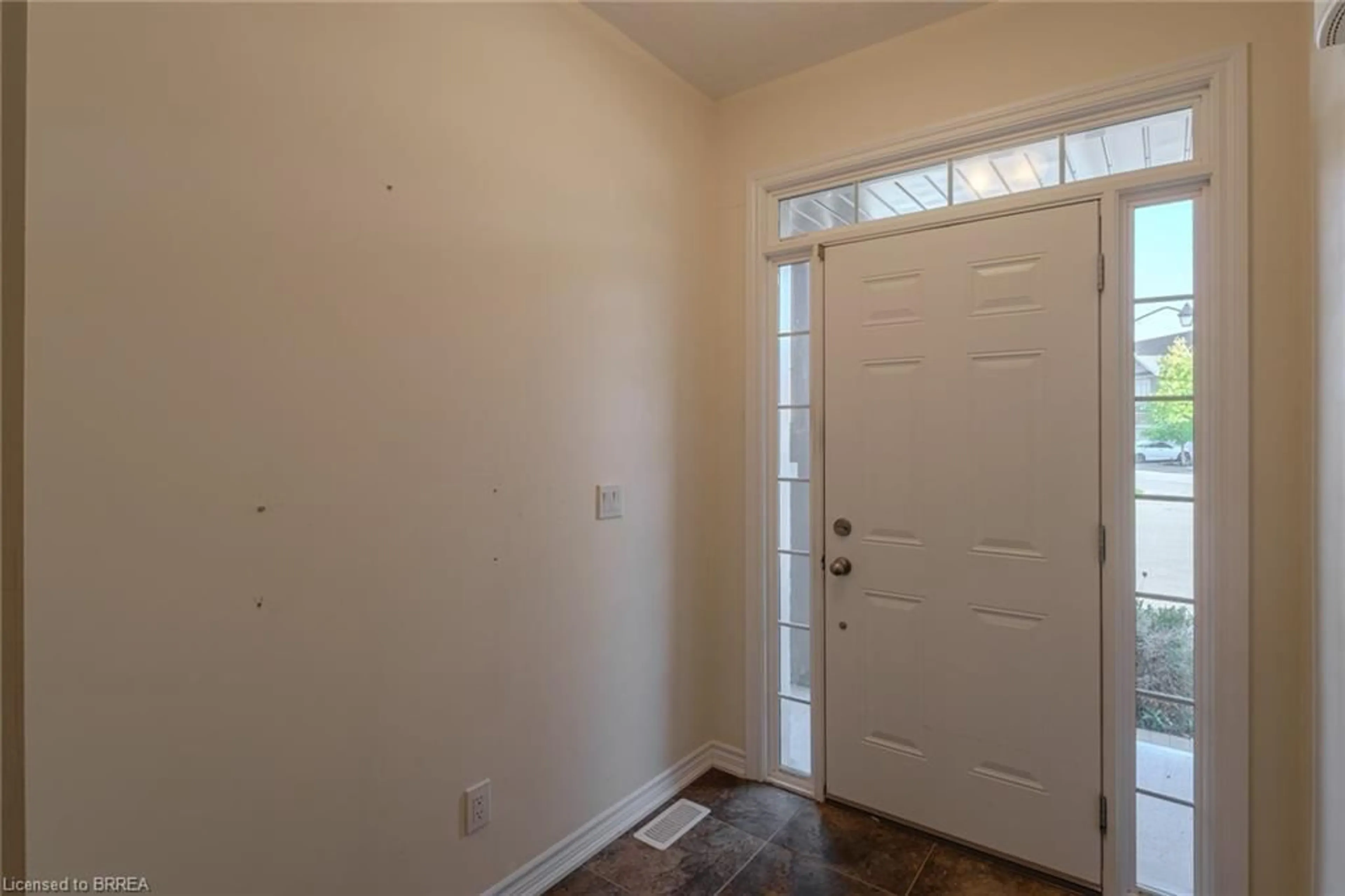 Indoor entryway for 80 Willow St #2, Paris Ontario N3L 2K6