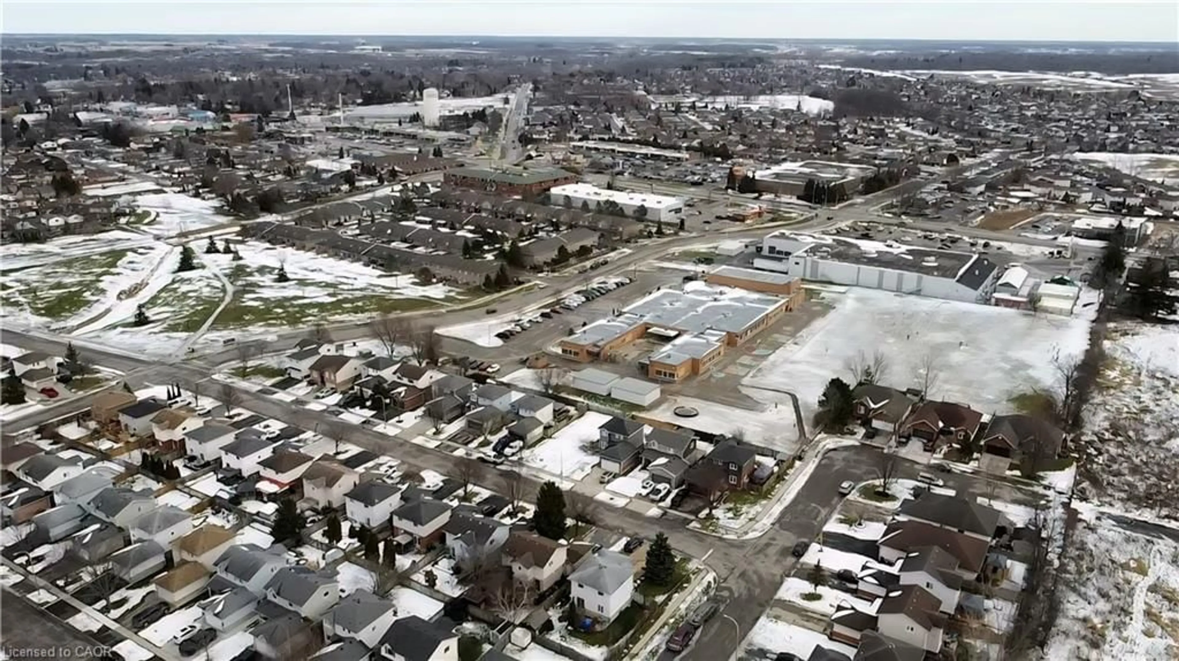 A pic from outside/outdoor area/front of a property/back of a property/a pic from drone, street for 233 Kinross St, Caledonia Ontario N3W 2K5