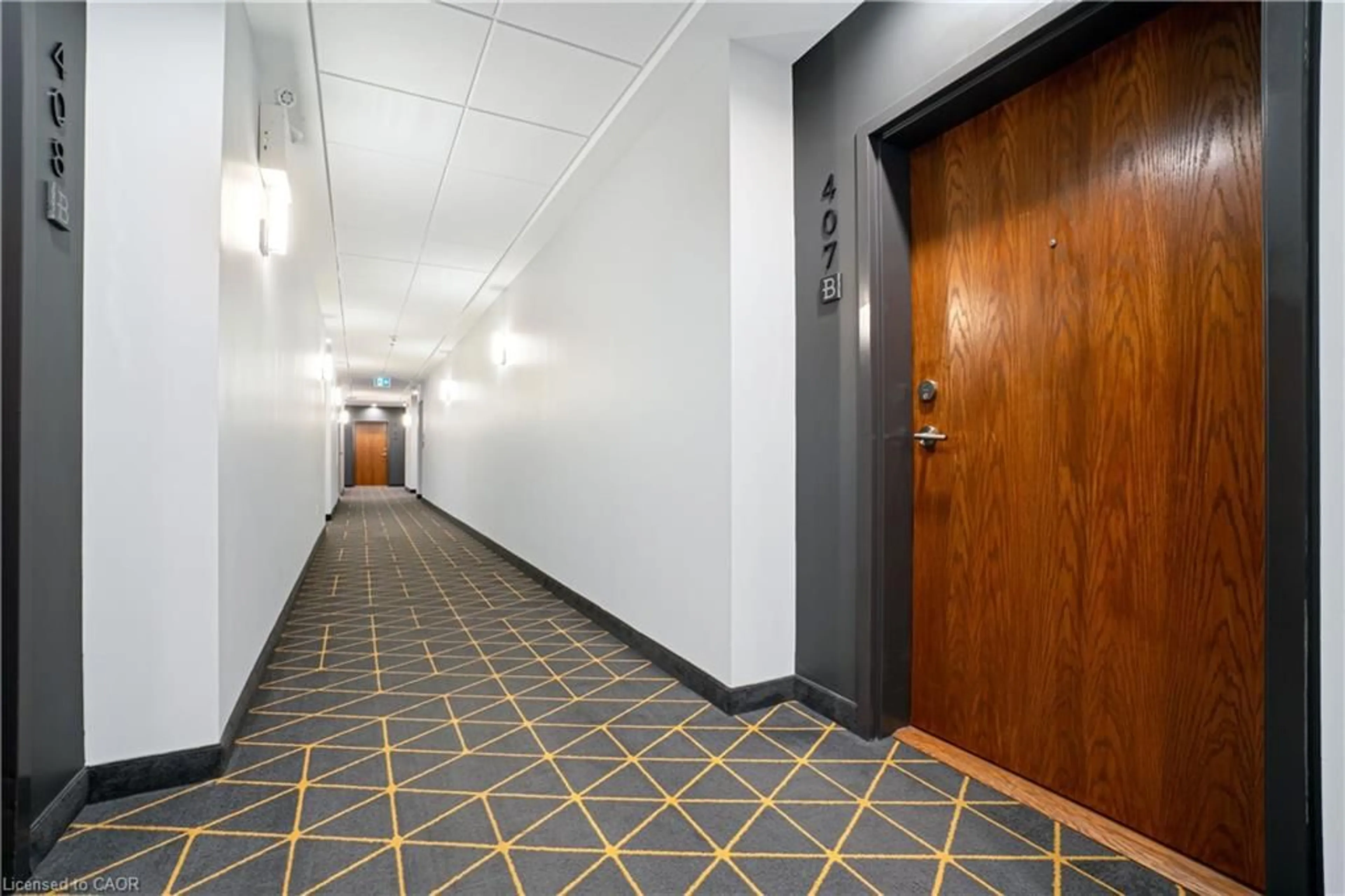 Indoor foyer for 255 Northfield Dr #407, Waterloo Ontario N2K 0G5