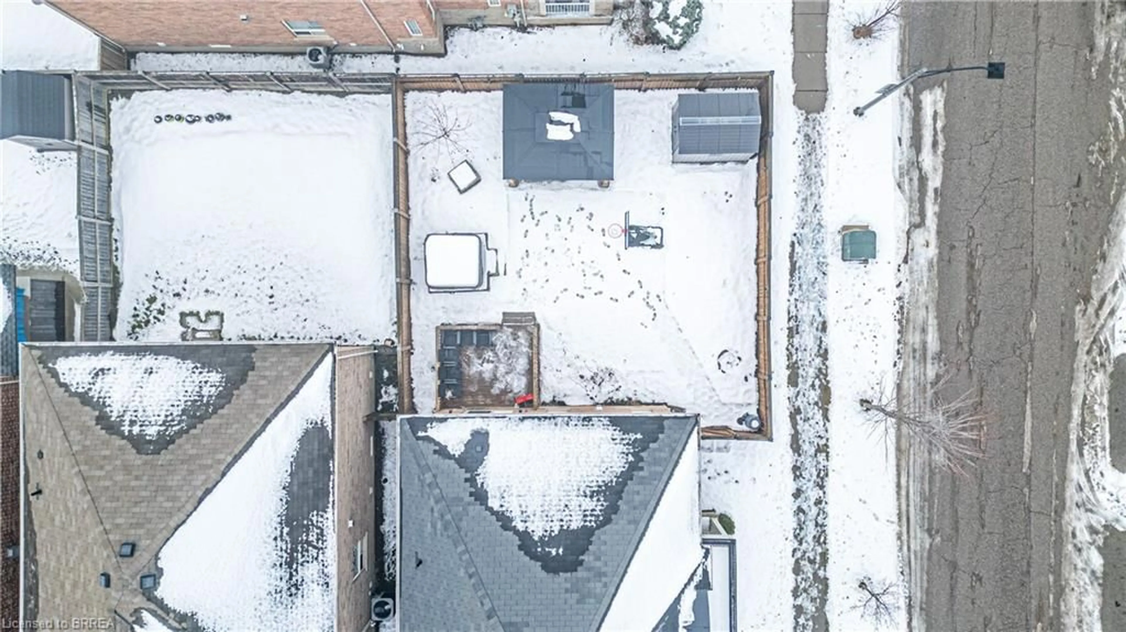 A pic from outside/outdoor area/front of a property/back of a property/a pic from drone, building for 241 Thomas Ave, Brantford Ontario N3S 0E1