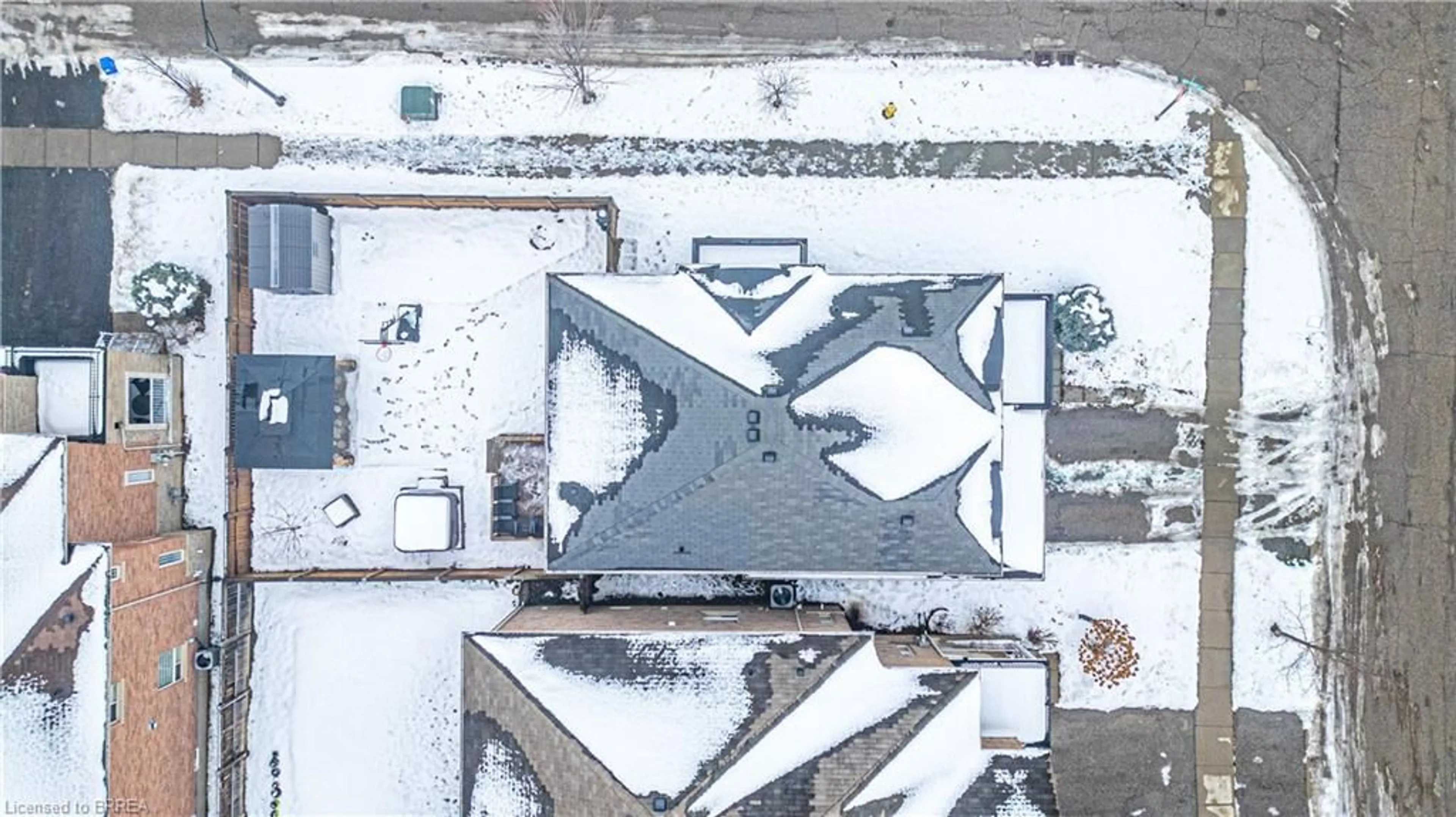 A pic from outside/outdoor area/front of a property/back of a property/a pic from drone, building for 241 Thomas Ave, Brantford Ontario N3S 0E1