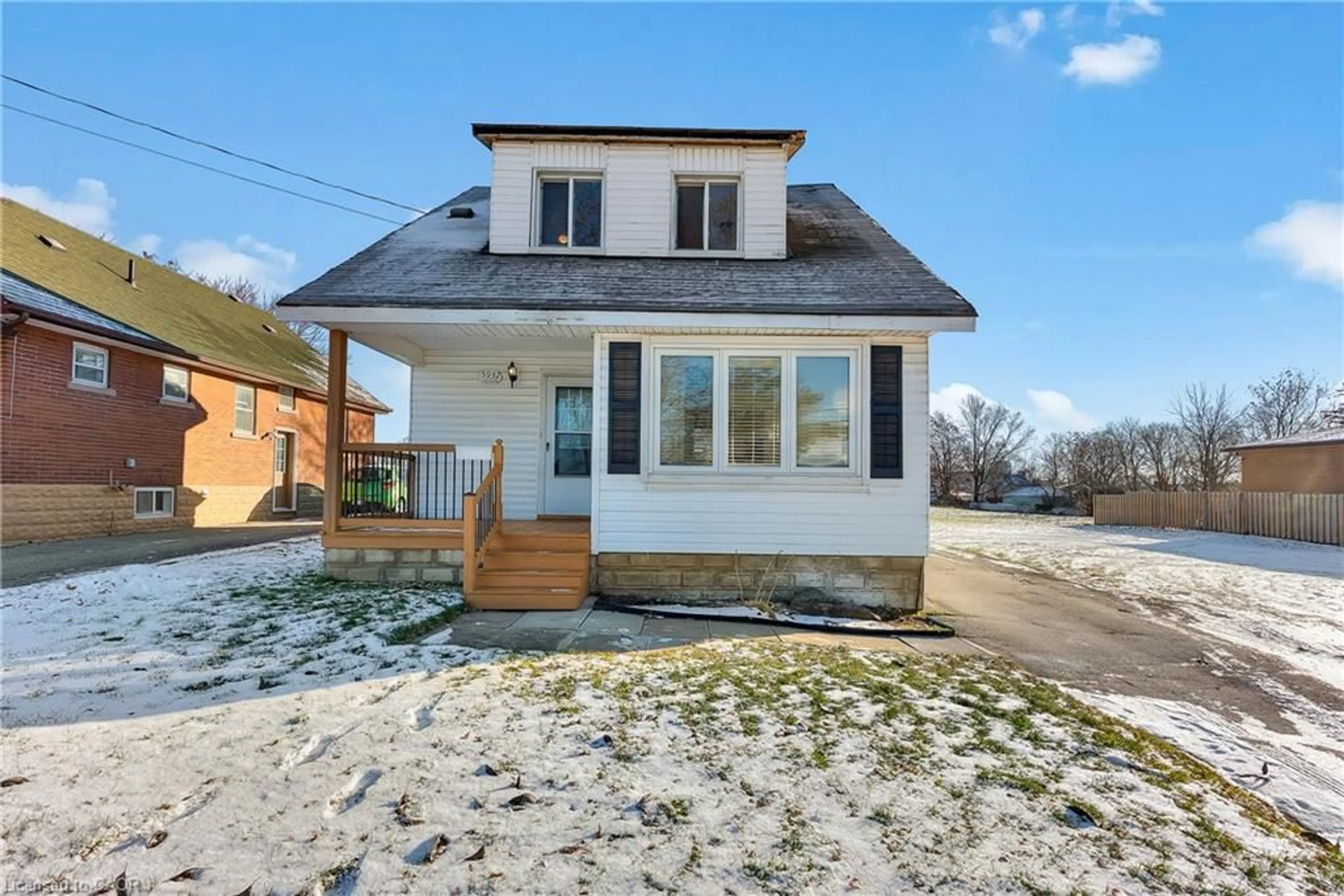 A pic from outside/outdoor area/front of a property/back of a property/a pic from drone, street for 5932 Carlton Ave, Niagara Falls Ontario L2G 5J5
