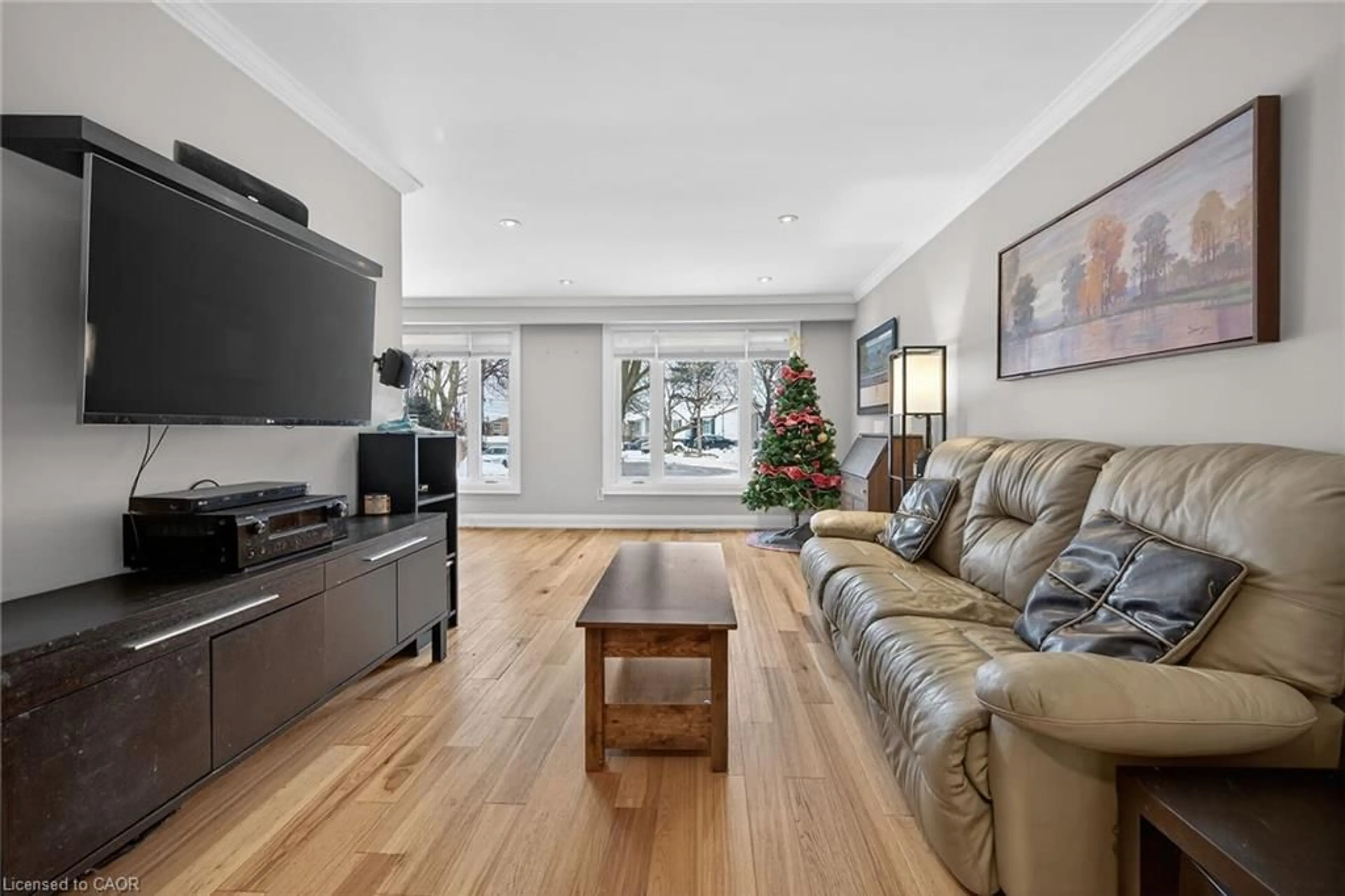 Living room with furniture, unknown for 38 Questor Crt, Hamilton Ontario L8W 1K2