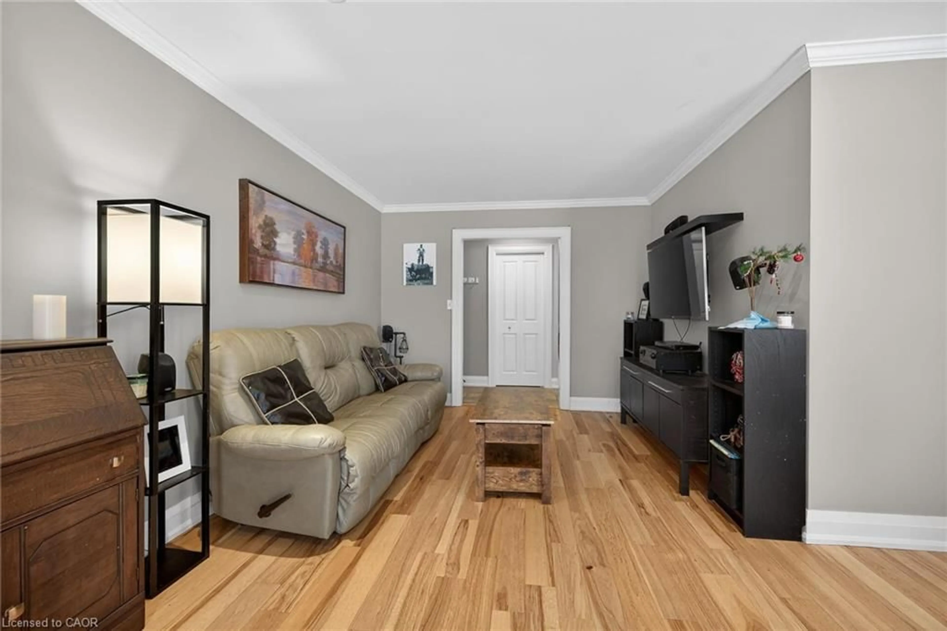 Living room with furniture, wood/laminate floor for 38 Questor Crt, Hamilton Ontario L8W 1K2