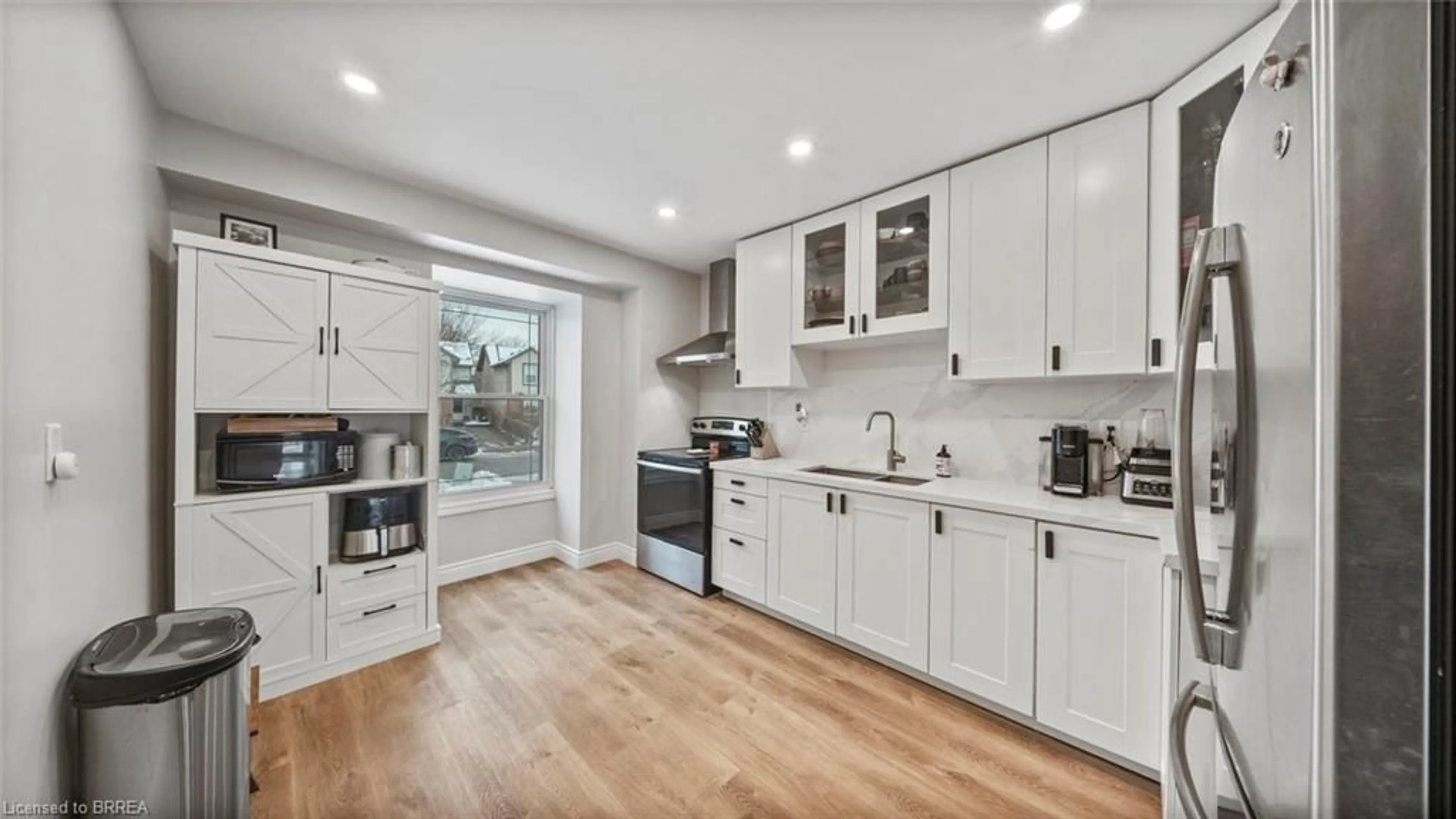 Open concept kitchen, unknown for 5 Enfield Cres, Brantford Ontario N3P 1B3