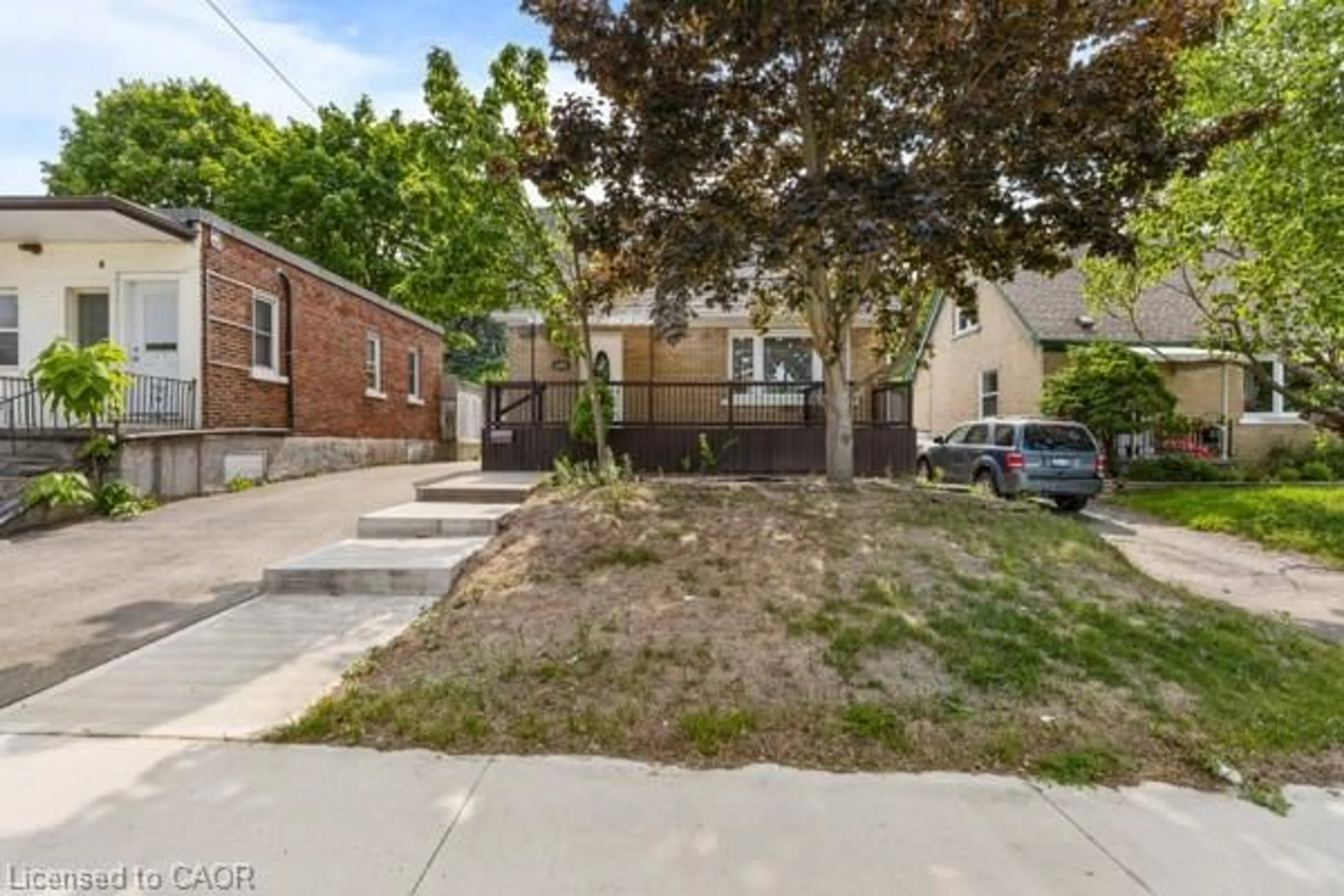 A pic from outside/outdoor area/front of a property/back of a property/a pic from drone, street for 181 Highland Rd, Kitchener Ontario N2M 3W1