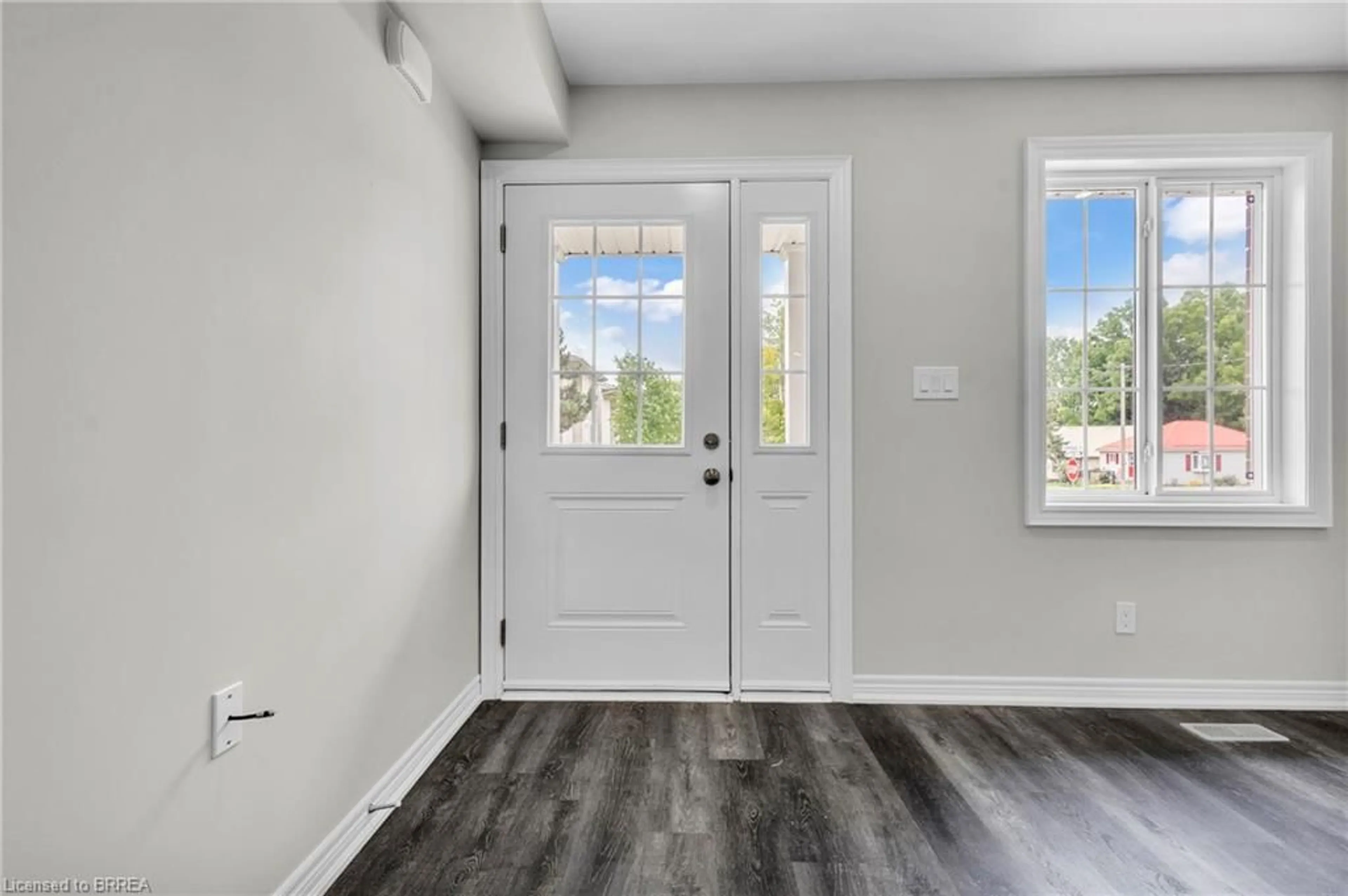 Indoor entryway for 165 Grove St, Simcoe Ontario N3Y 1K5