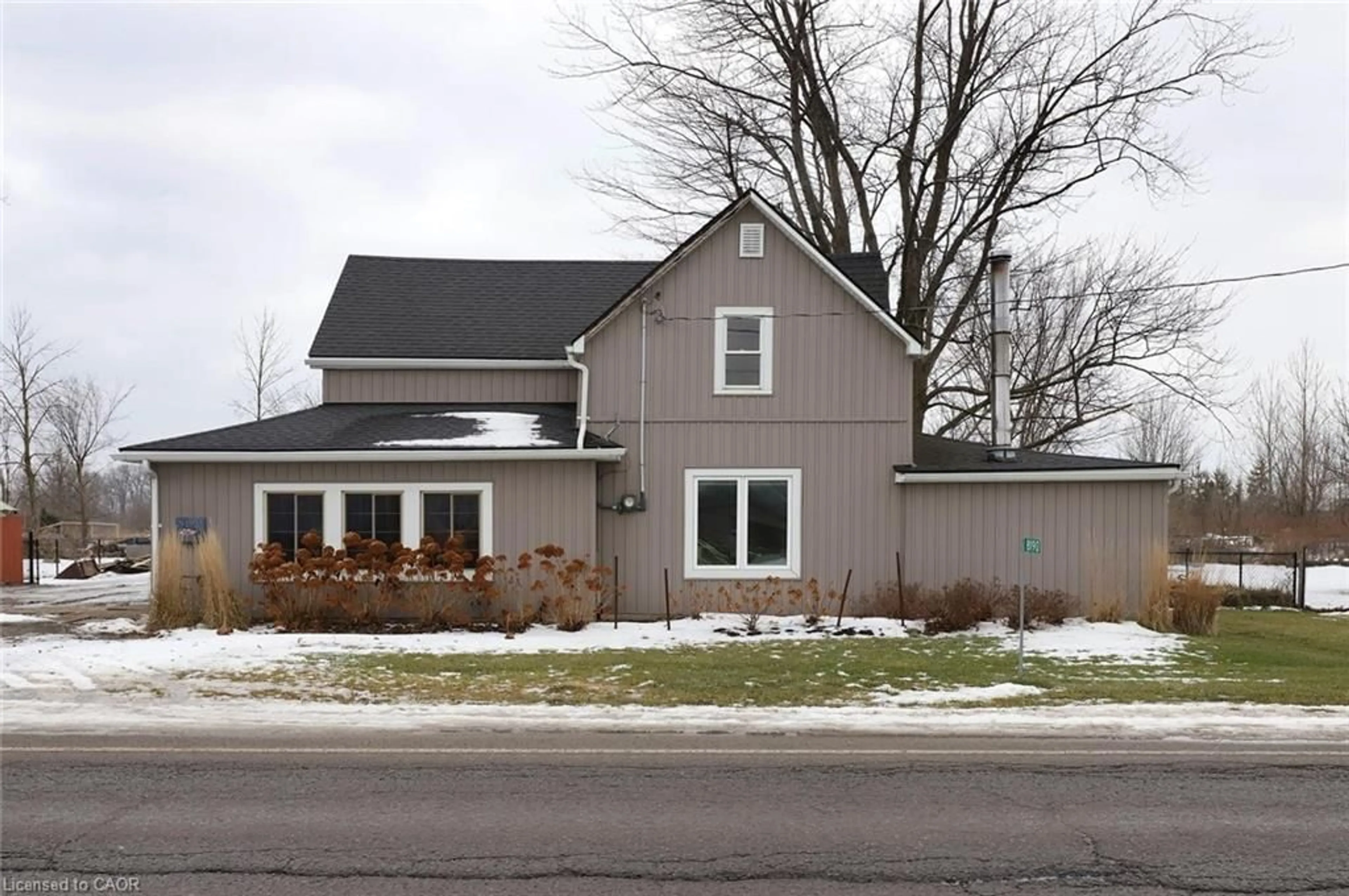 Home with vinyl exterior material, street for 8190 Mud St, Grassie Ontario L0R 1M0