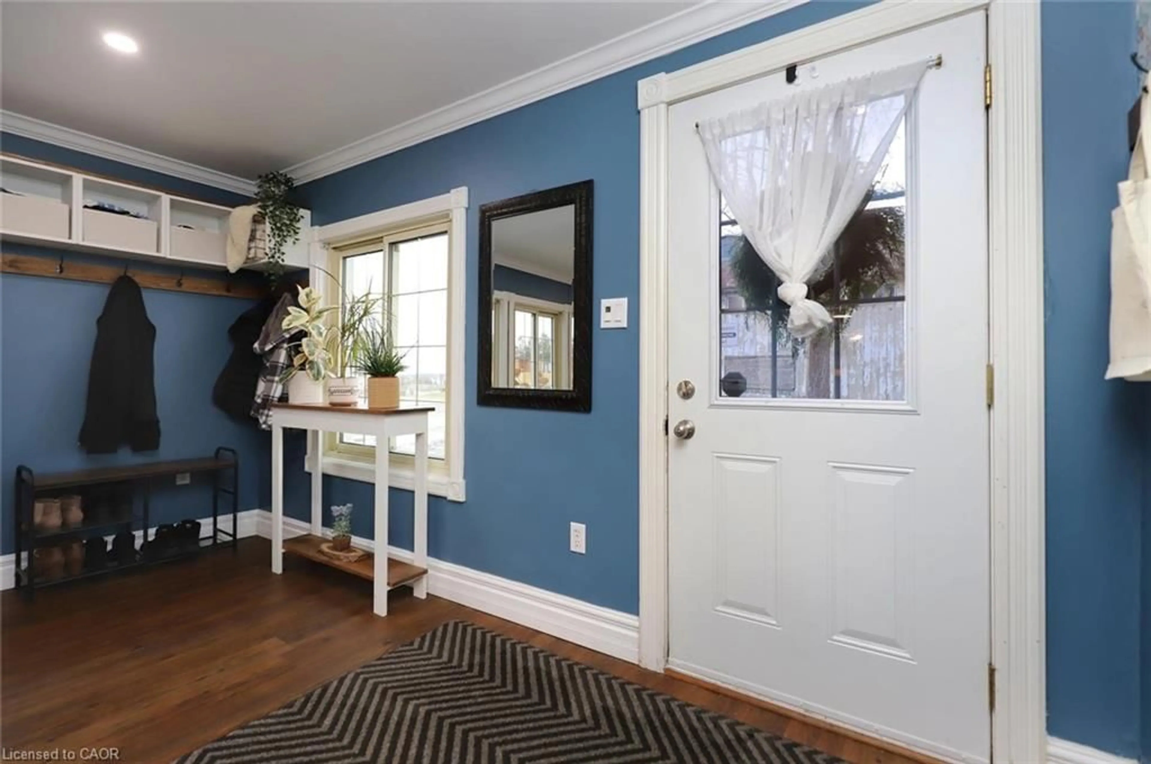 Indoor entryway for 8190 Mud St, Grassie Ontario L0R 1M0