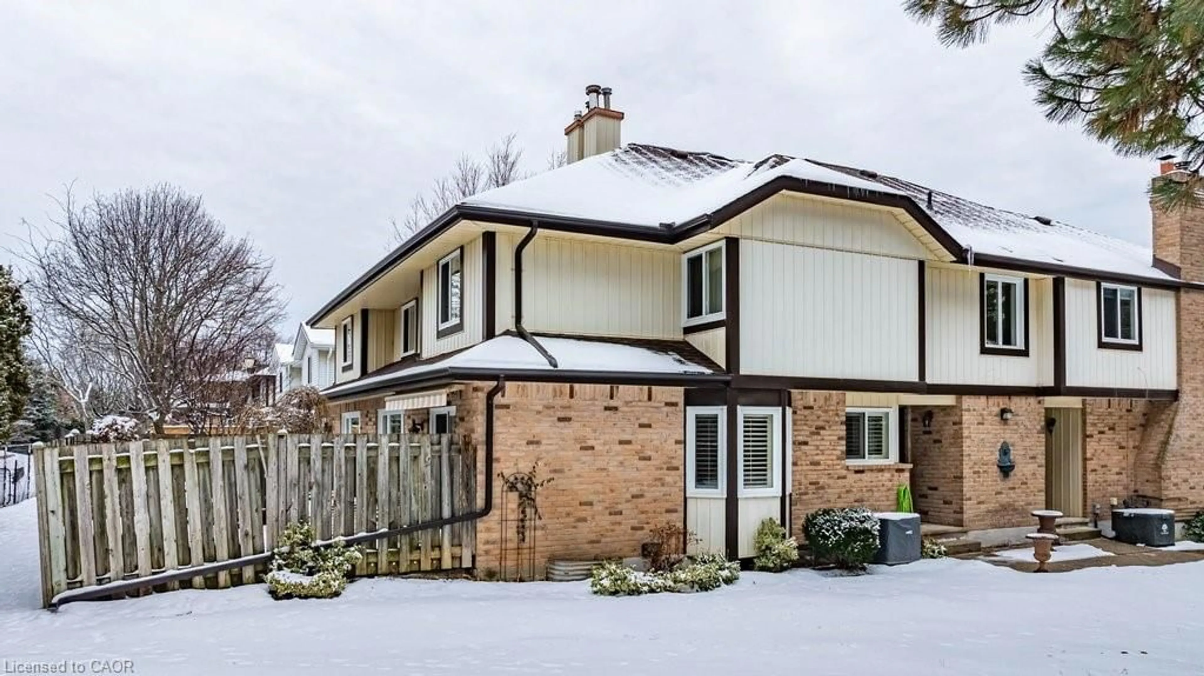 Home with brick exterior material, street for 1501 Upper Middle Rd #2, Burlington Ontario L7P 4M5