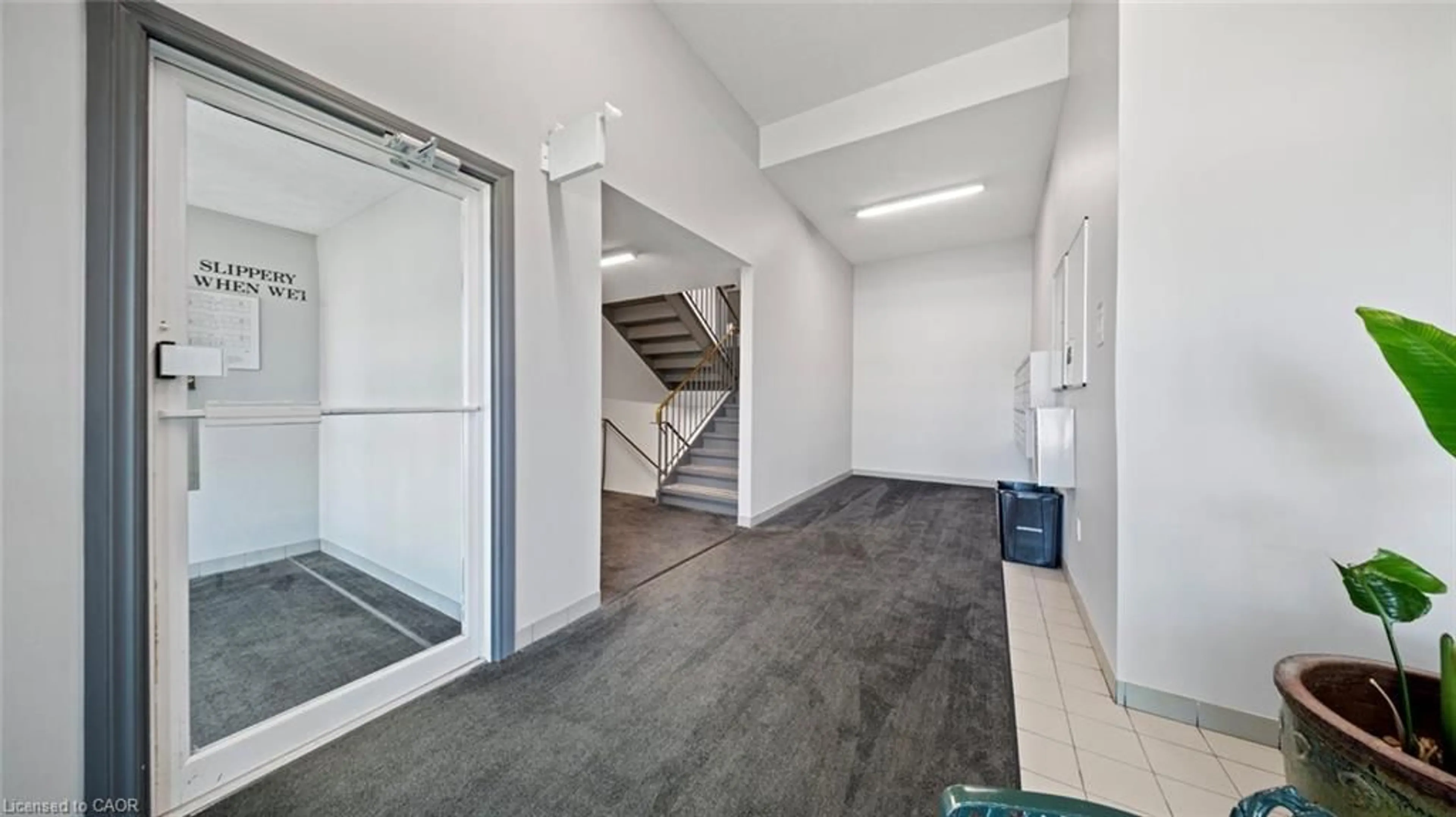 Indoor foyer for 60 Donly Dr #303, Simcoe Ontario N3Y 5K3