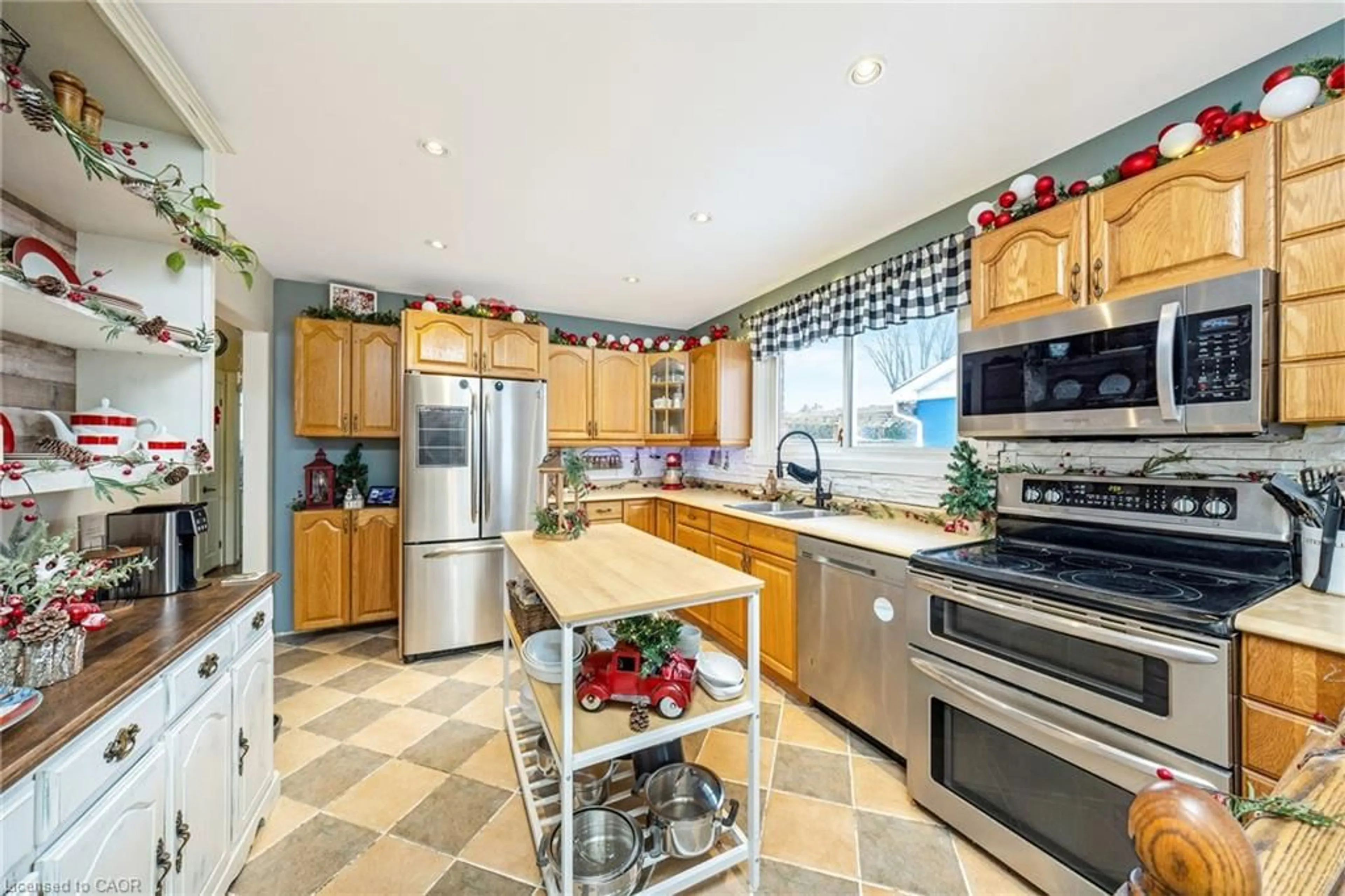 Open concept kitchen, ceramic/tile floor for 1320 Bunnell Dr, Burlington Ontario L7P 2E1