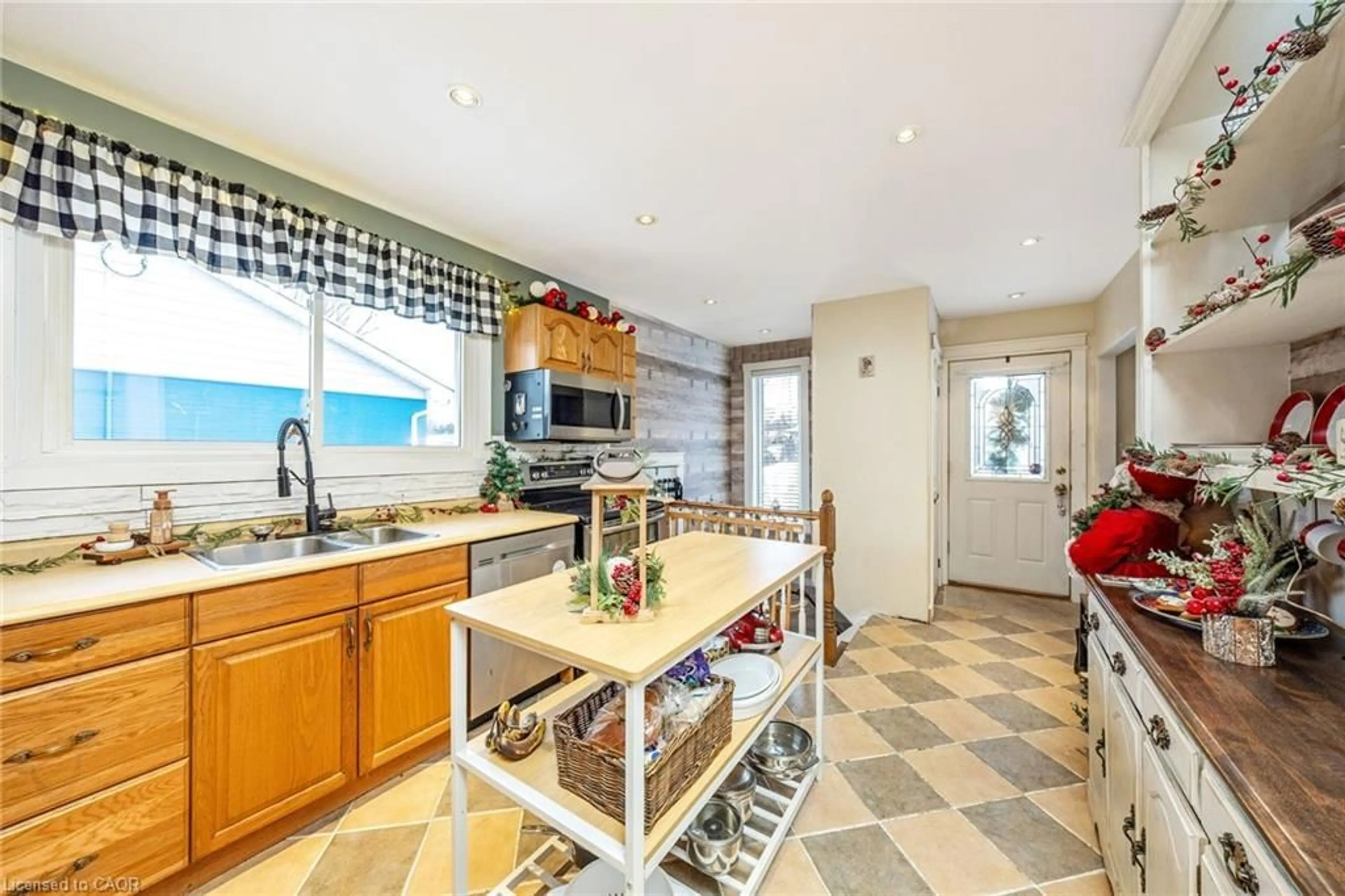 Open concept kitchen, ceramic/tile floor for 1320 Bunnell Dr, Burlington Ontario L7P 2E1