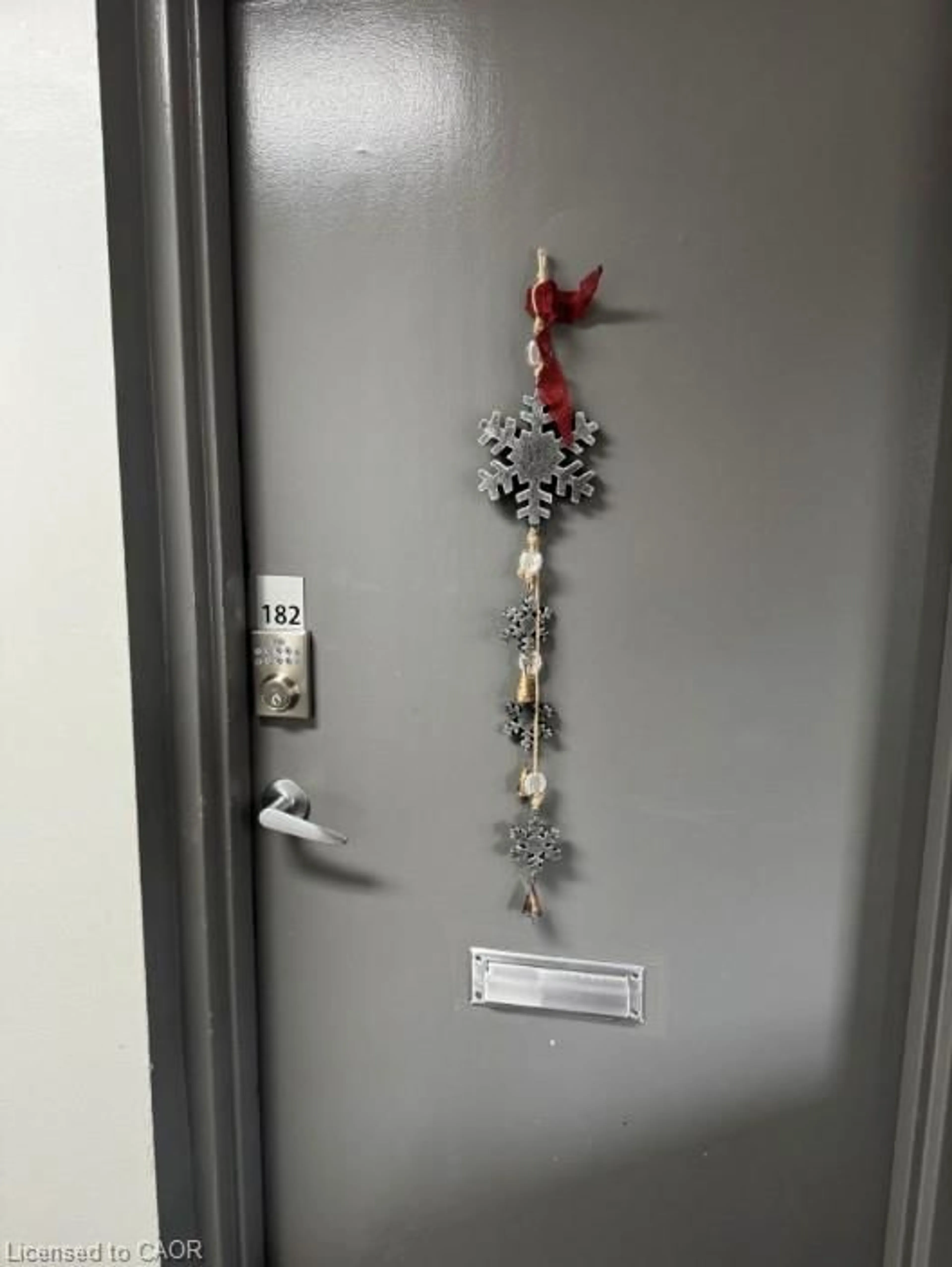 Indoor entryway for 17 Old Pine Trail #182, St. Catharines Ontario L2M 6P9