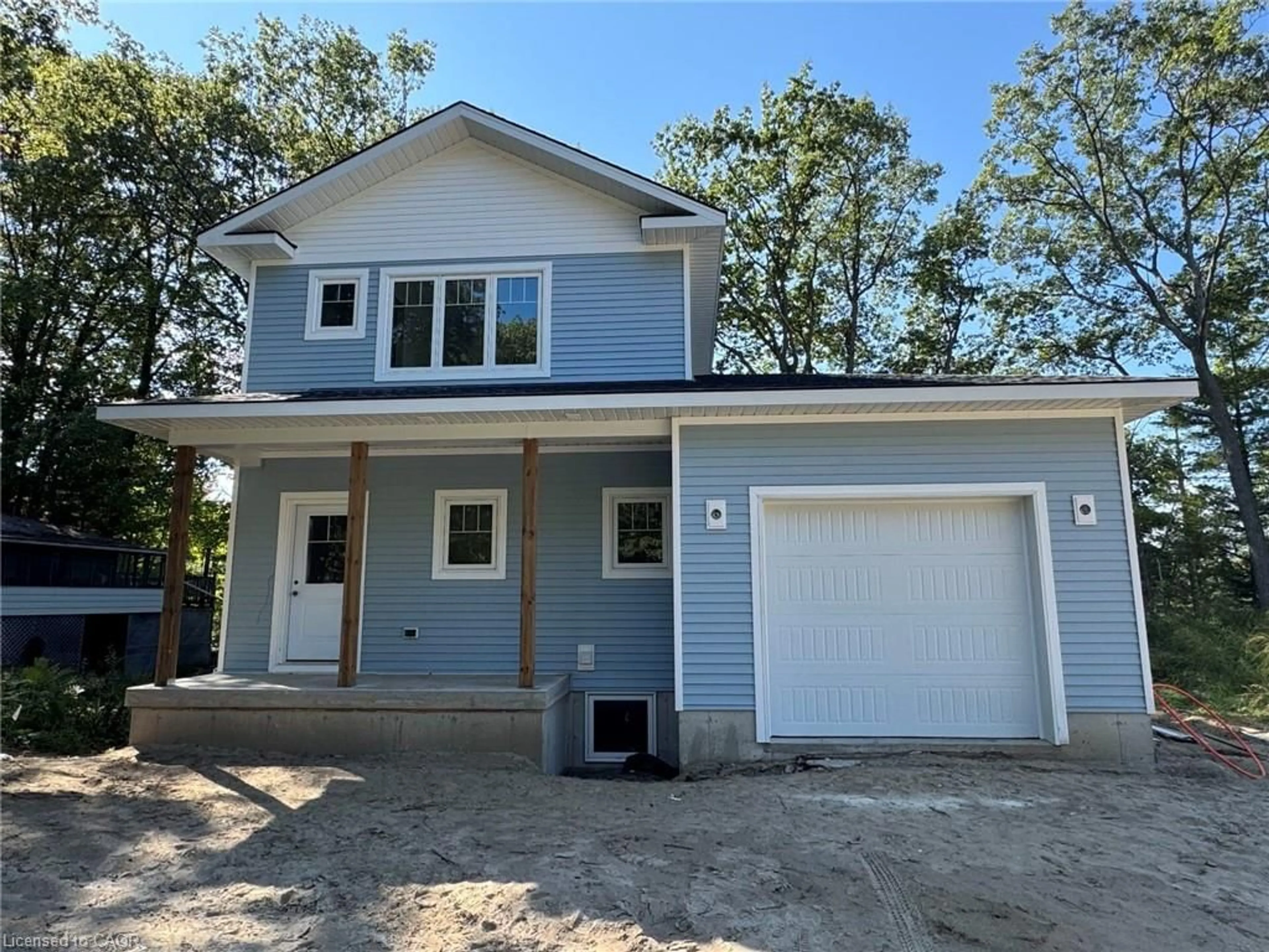 Home with vinyl exterior material, street for 10 Frederick Dr, Wasaga Beach Ontario L9Z 1P1