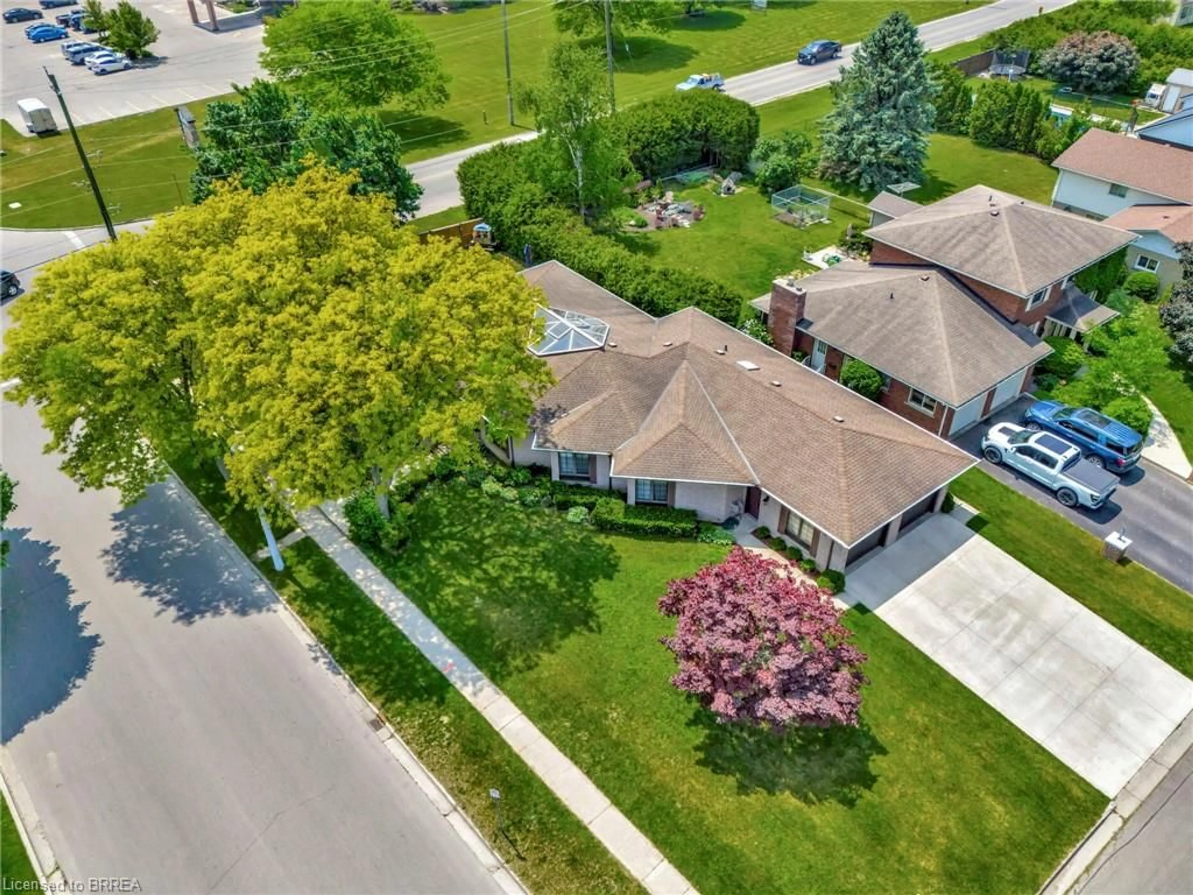 A pic from outside/outdoor area/front of a property/back of a property/a pic from drone, street for 132 Oak St, Simcoe Ontario N3Y 4S3