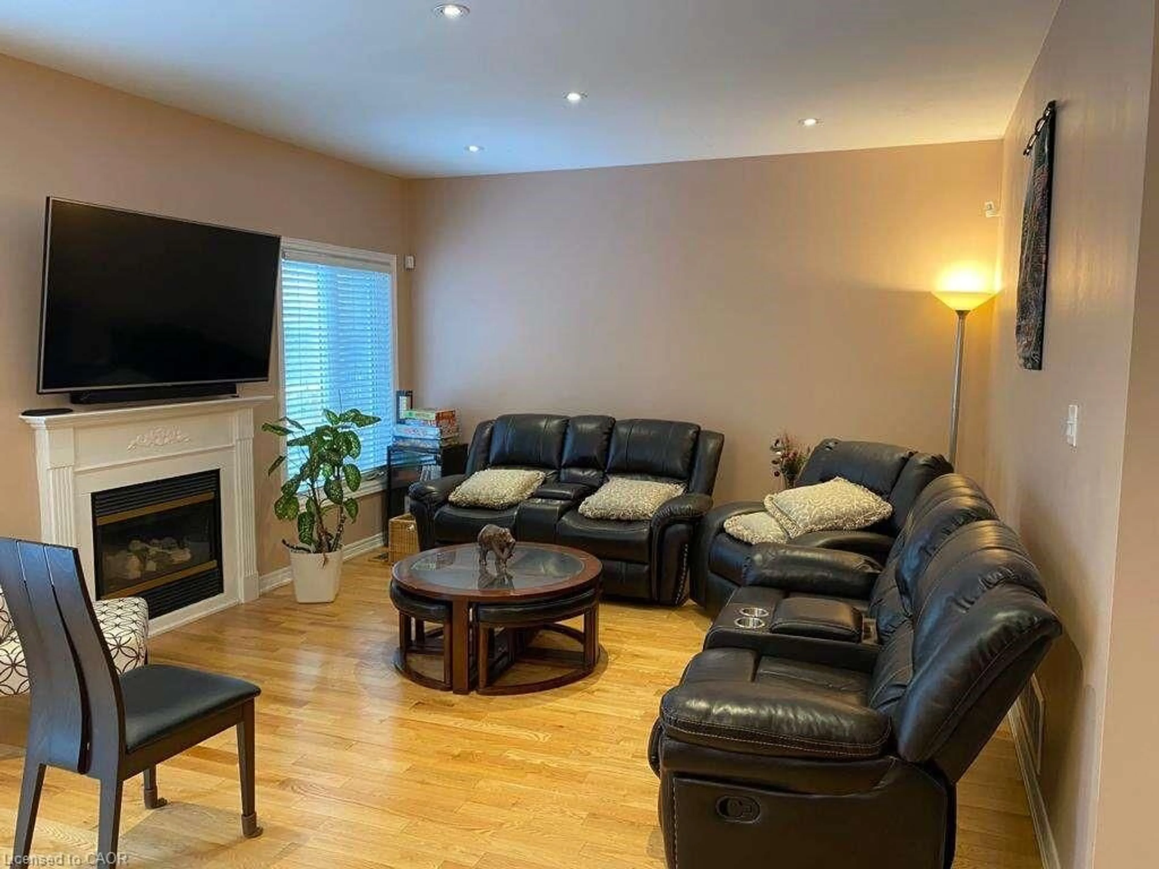 Living room with furniture, wood/laminate floor for 4834 Huron Heights Dr, Mississauga Ontario L4Z 4H8