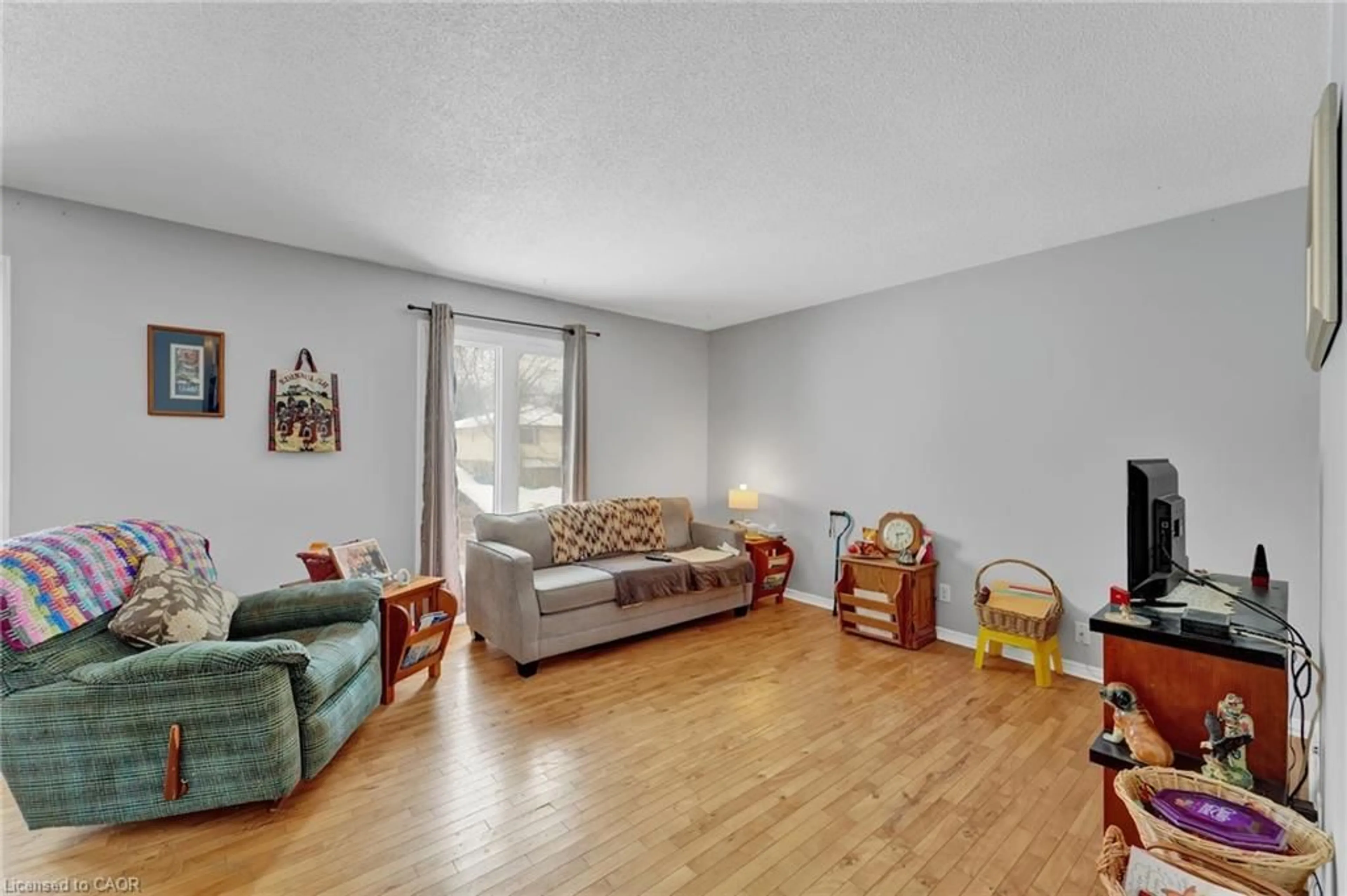 Living room with furniture, unknown for 1337 Tudor Cres, Peterborough Ontario K0L 1X1