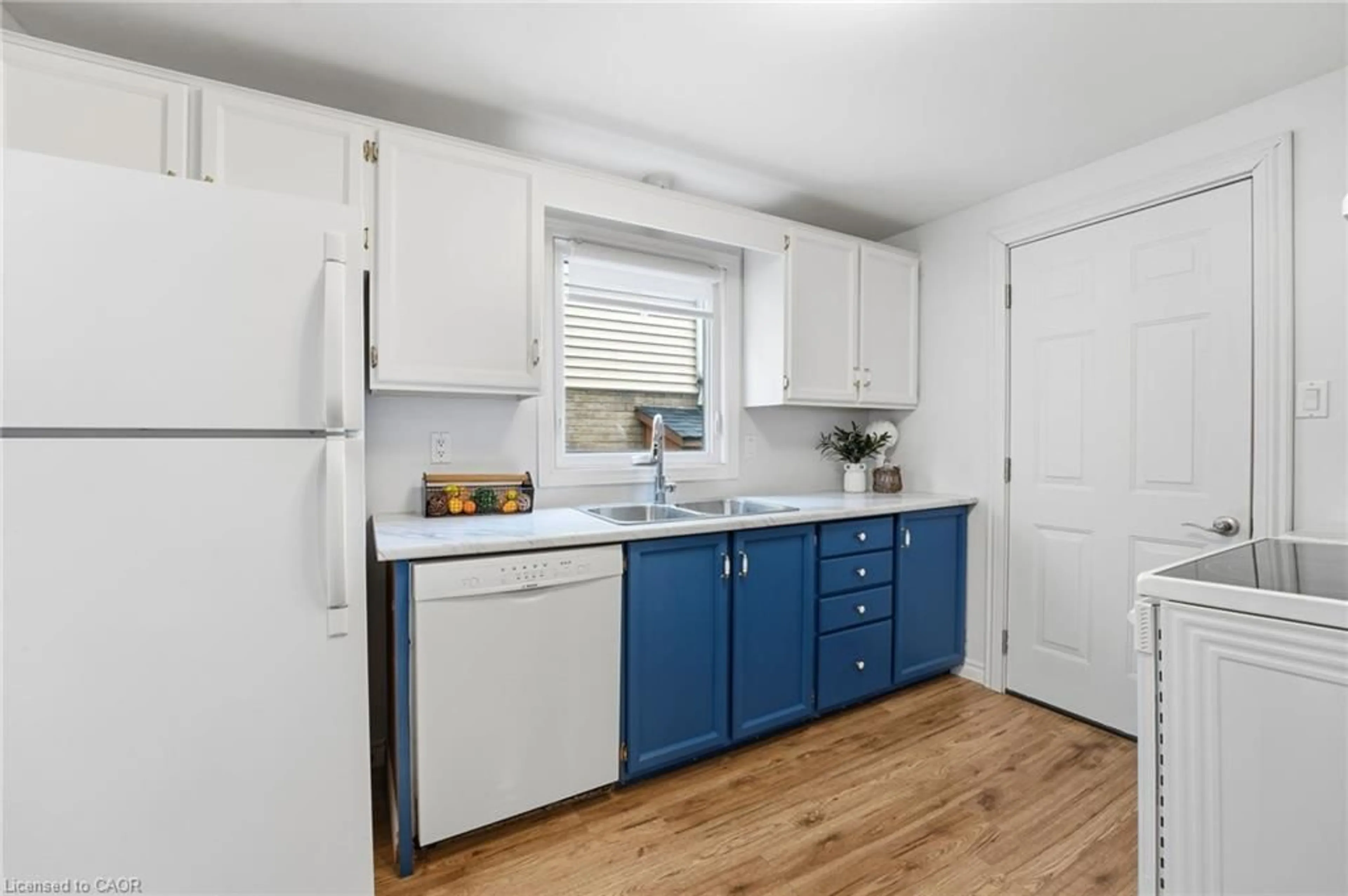 Standard kitchen, unknown for 510B Rosemeadow Cres, Waterloo Ontario N2T 2A5