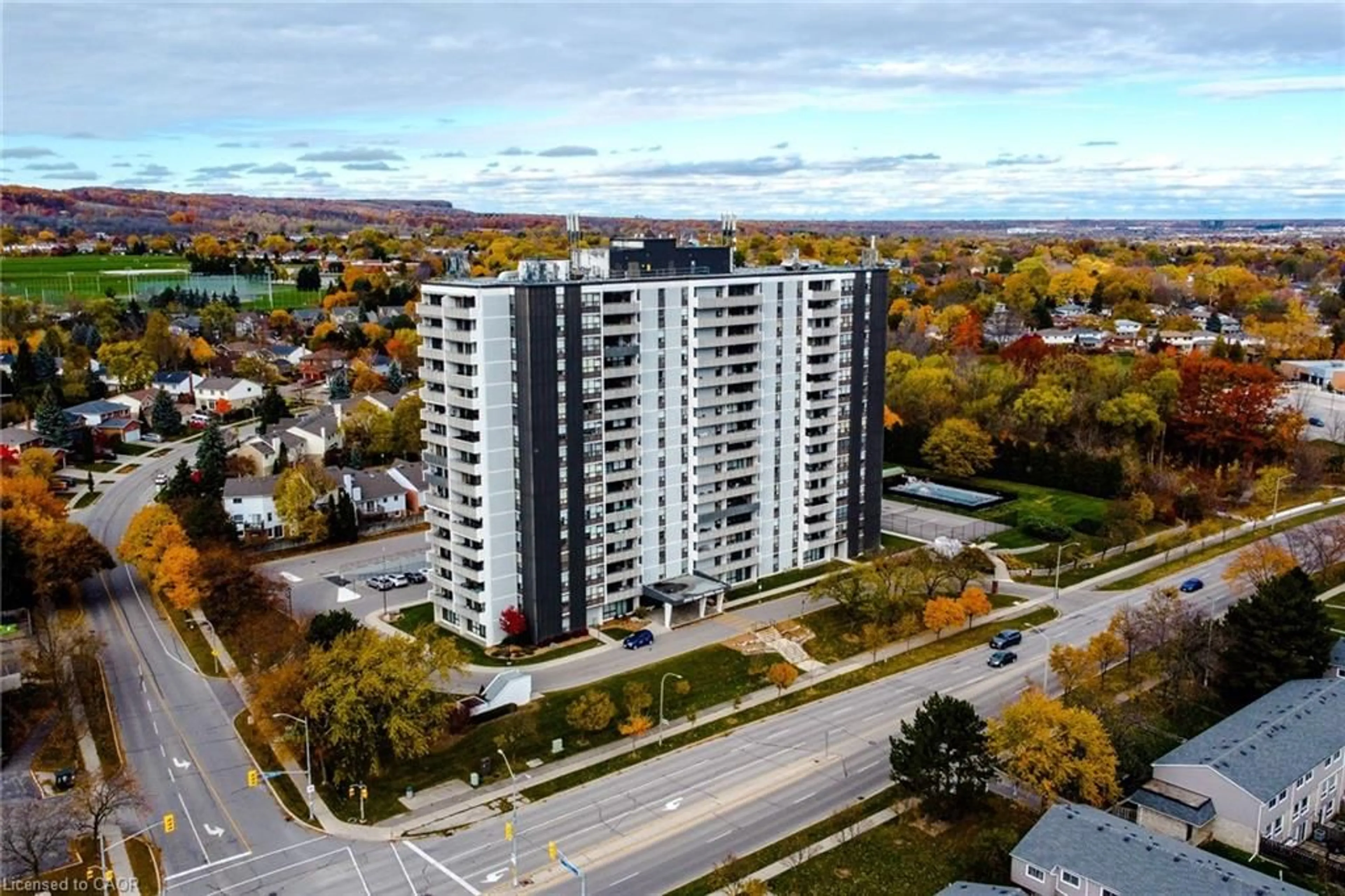 A pic from outside/outdoor area/front of a property/back of a property/a pic from drone, unknown for 2055 Upper Middle Rd #602, Burlington Ontario L7P 3P4