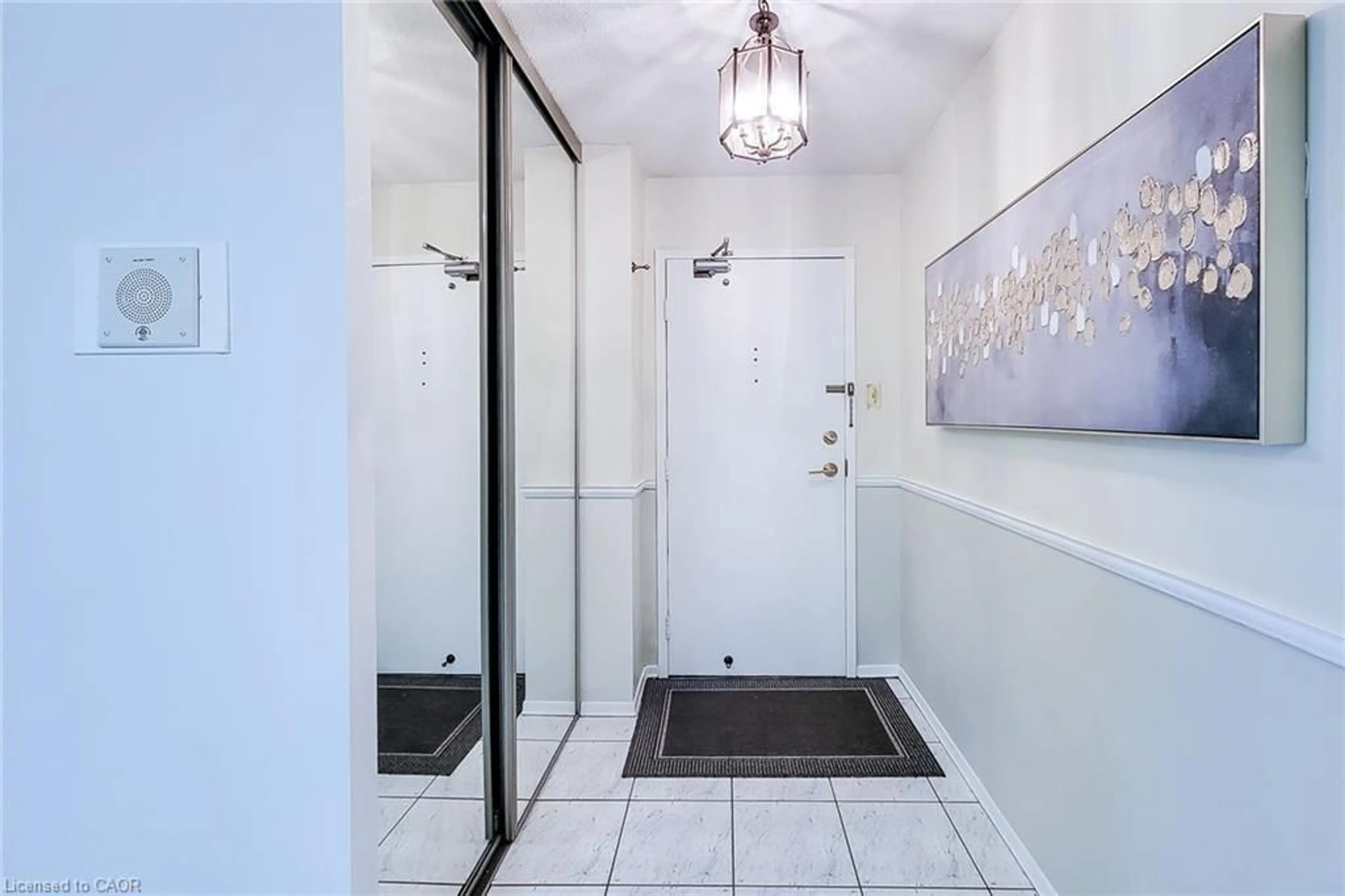 Indoor entryway for 2055 Upper Middle Rd #602, Burlington Ontario L7P 3P4