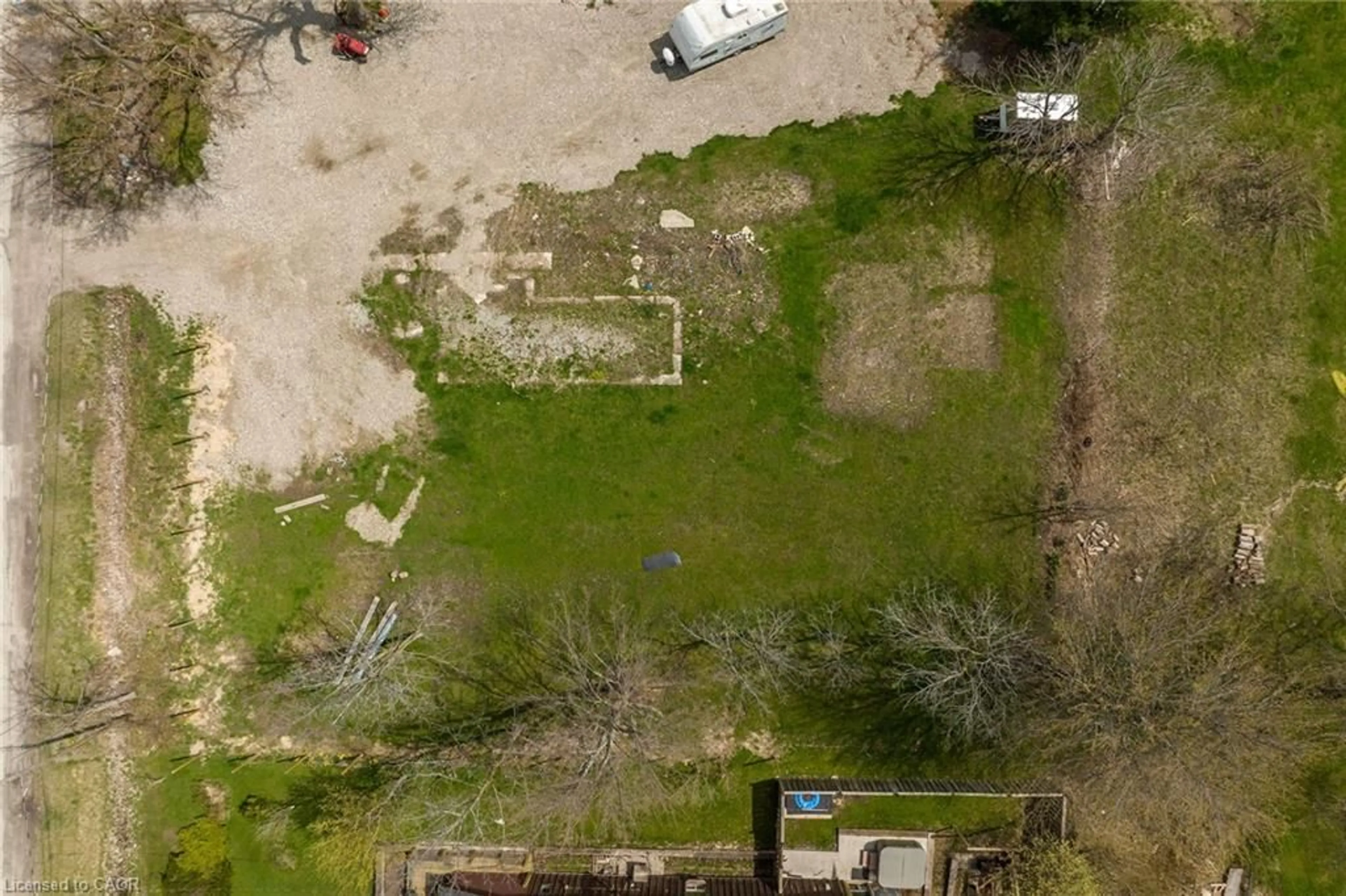 A pic from outside/outdoor area/front of a property/back of a property/a pic from drone, street for 522 Main St, Dunnville Ontario N1A 1K5