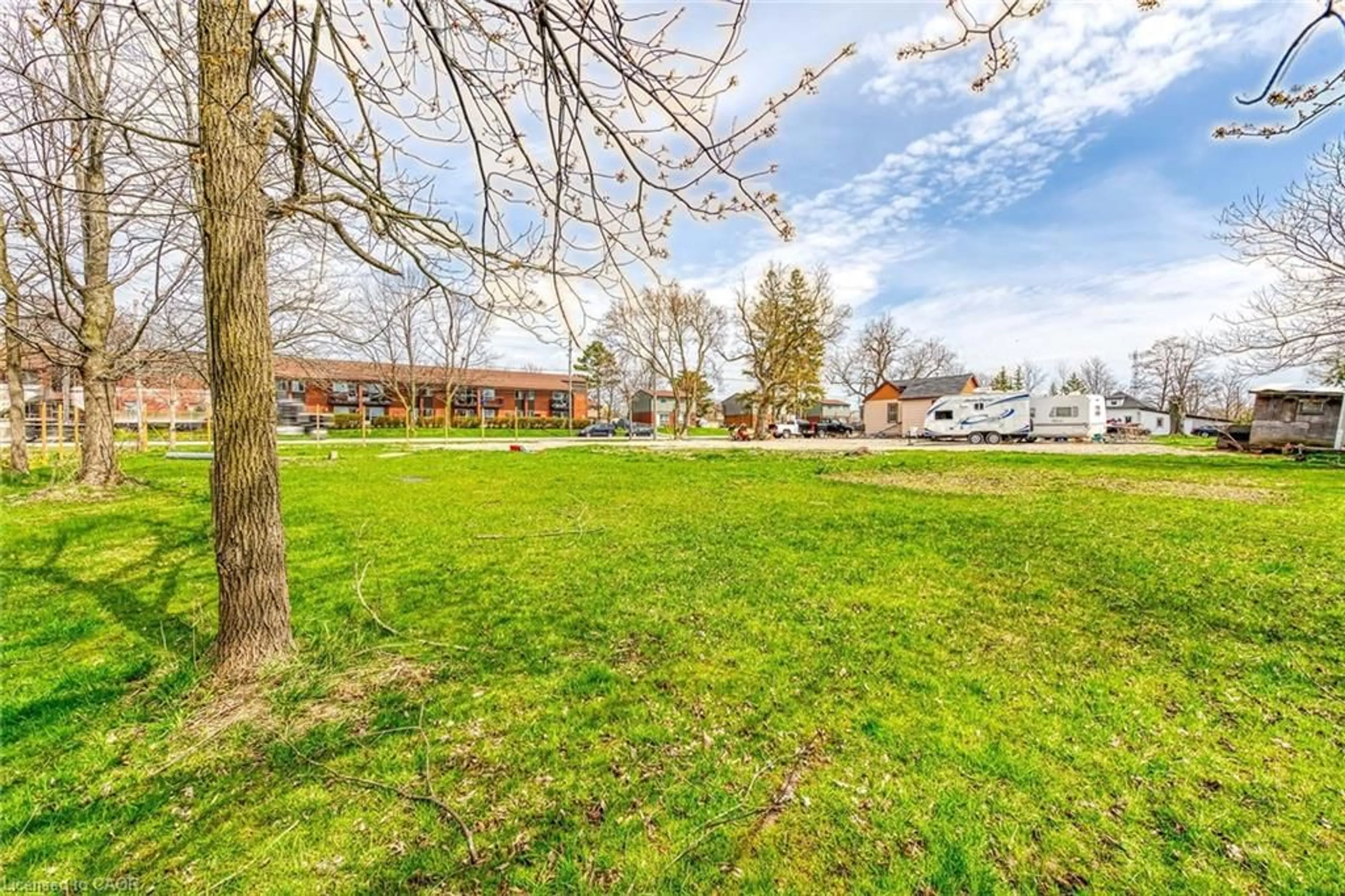 A pic from outside/outdoor area/front of a property/back of a property/a pic from drone, unknown for 522 Main St, Dunnville Ontario N1A 1K5