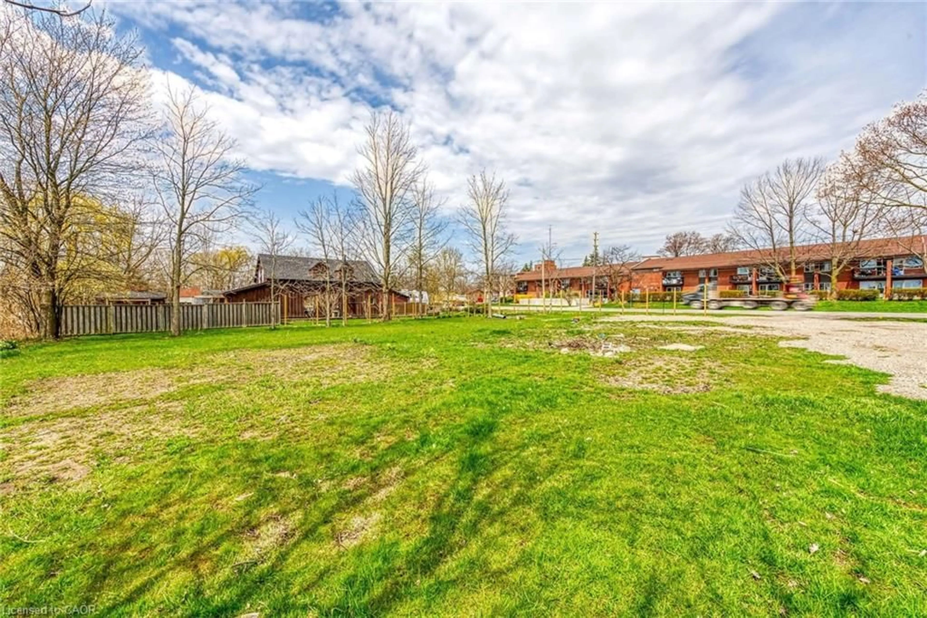 A pic from outside/outdoor area/front of a property/back of a property/a pic from drone, unknown for 522 Main St, Dunnville Ontario N1A 1K5