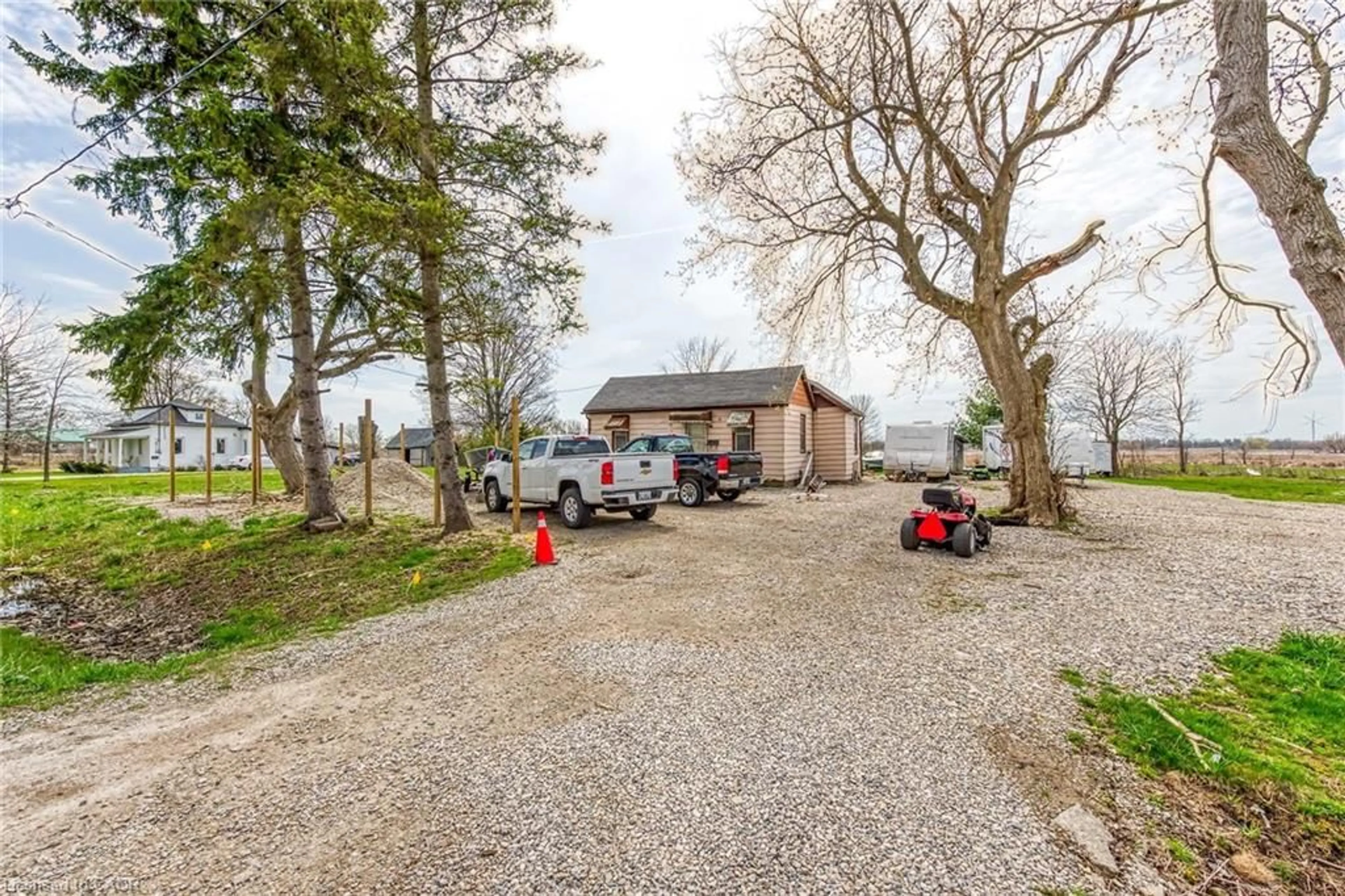 A pic from outside/outdoor area/front of a property/back of a property/a pic from drone, street for 528 Main St, Dunnville Ontario N1A 1K5