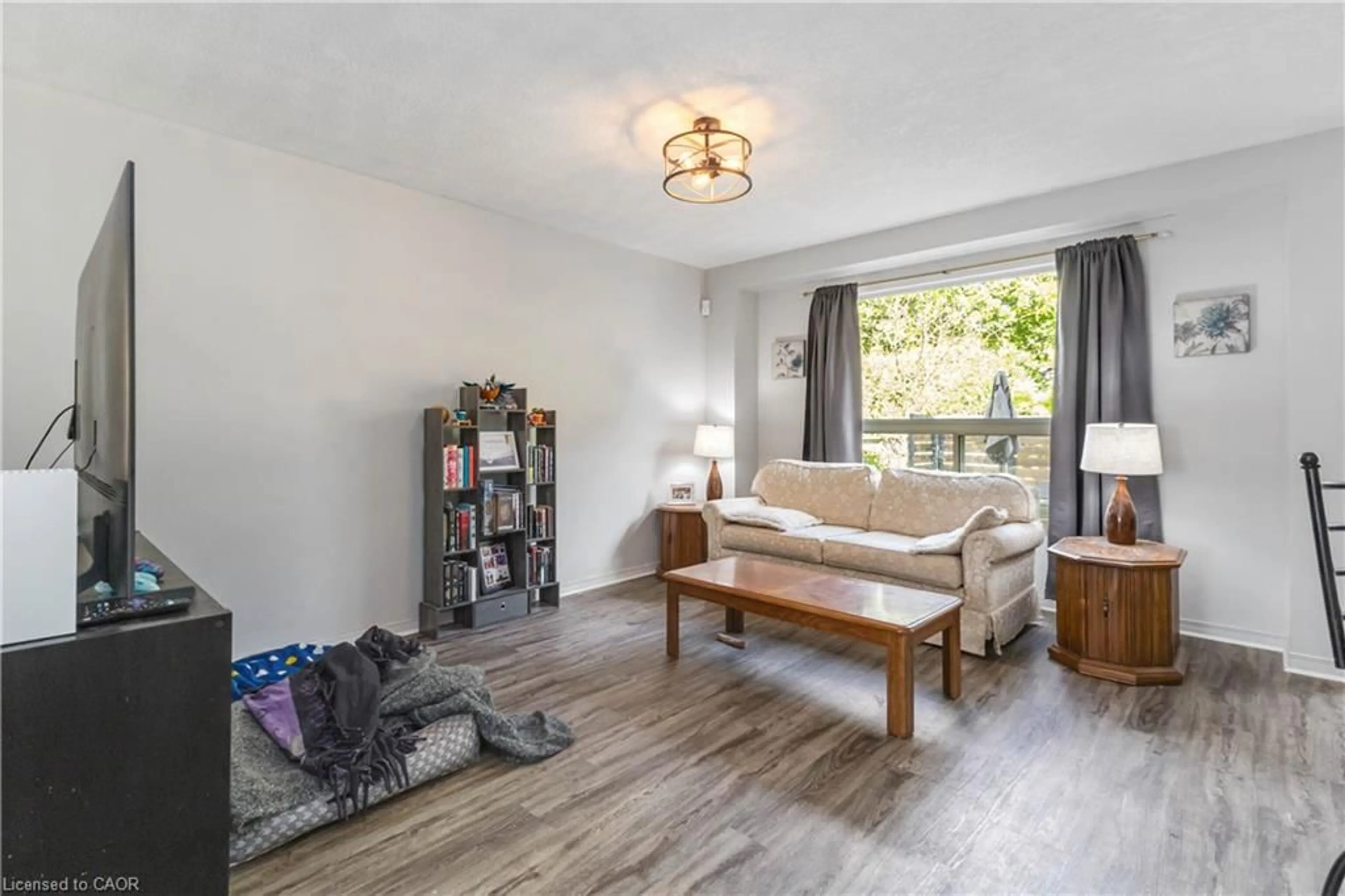 Living room with furniture, wood/laminate floor for 21 Axford Pky, St. Thomas Ontario N5R 6E6