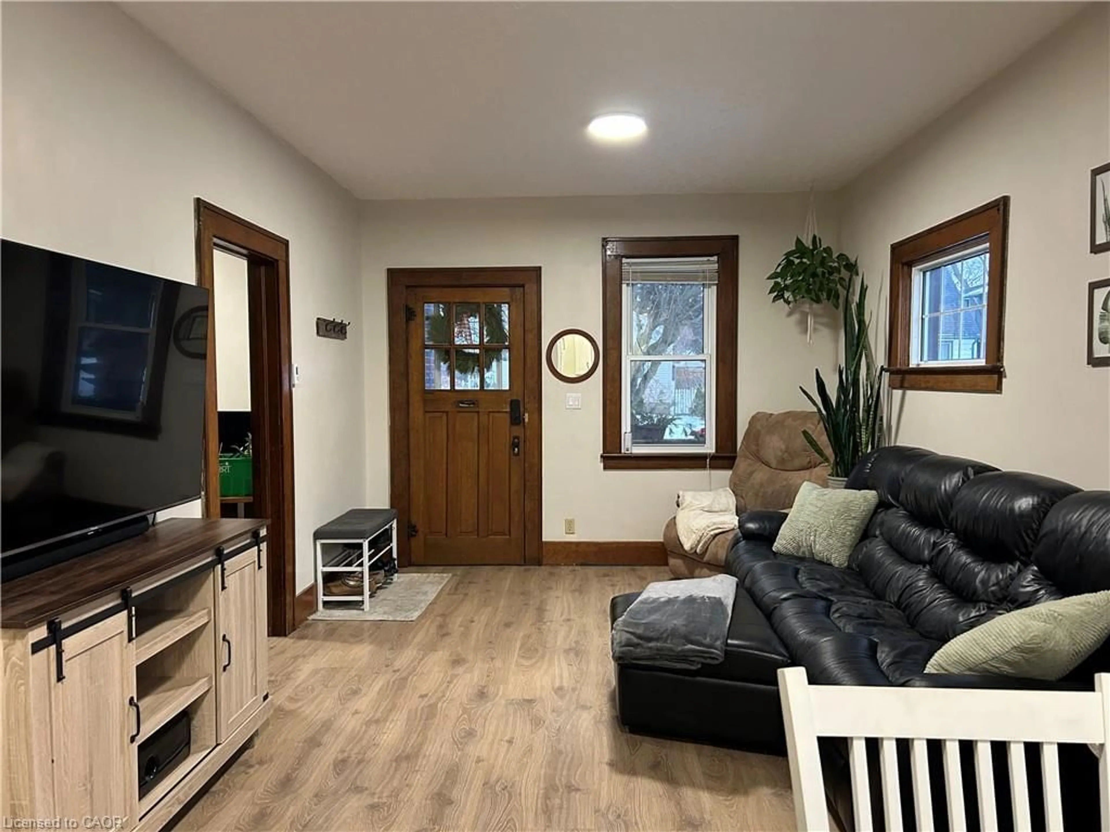 Living room with furniture, wood/laminate floor for 49 Woodhouse Street, Simcoe Ontario N3Y 1E8