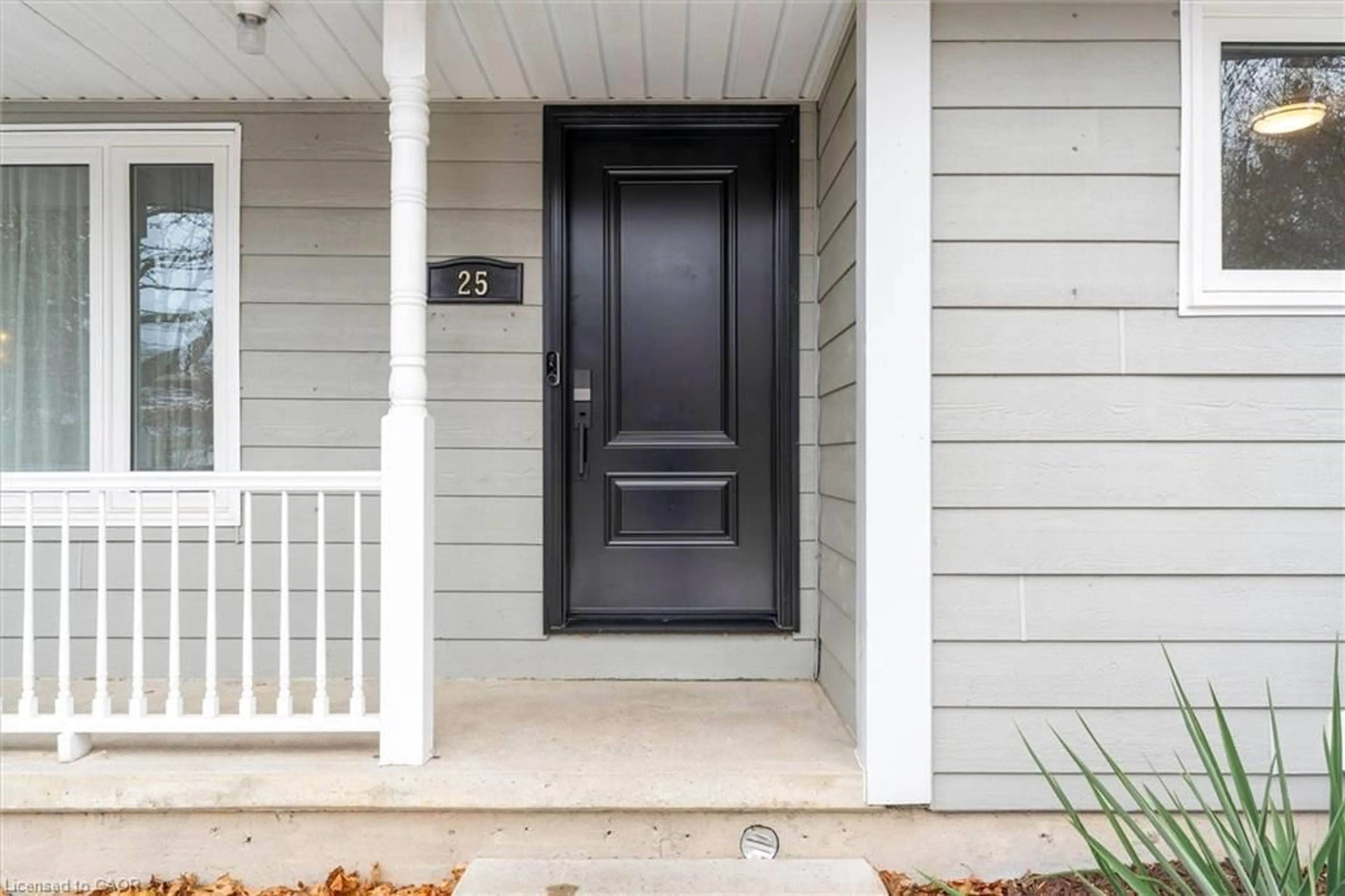 Home with vinyl exterior material, street for 25 Stephens Crt, Simcoe Ontario N3Y 4S8