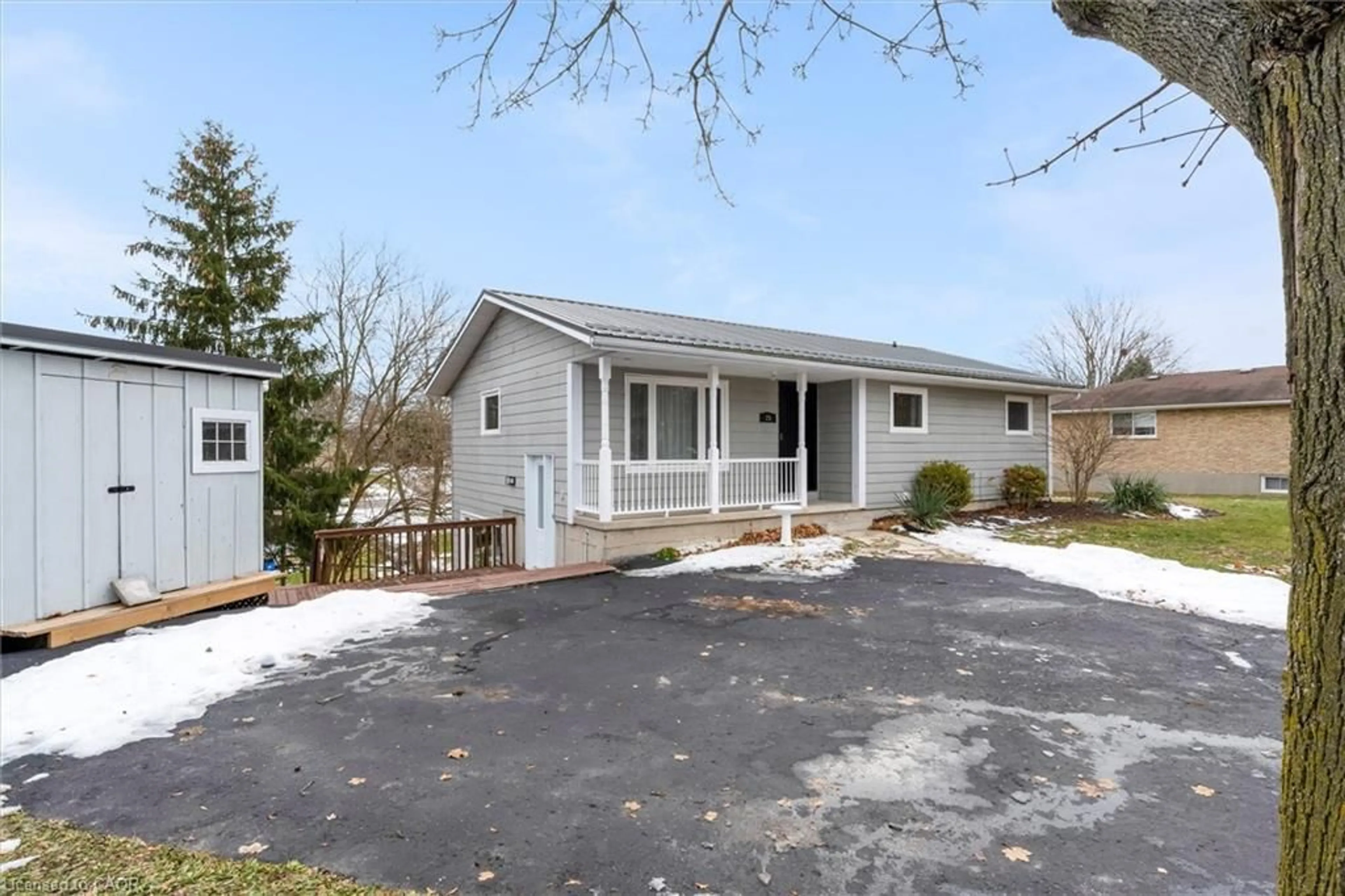 Home with vinyl exterior material, street for 25 Stephens Crt, Simcoe Ontario N3Y 4S8