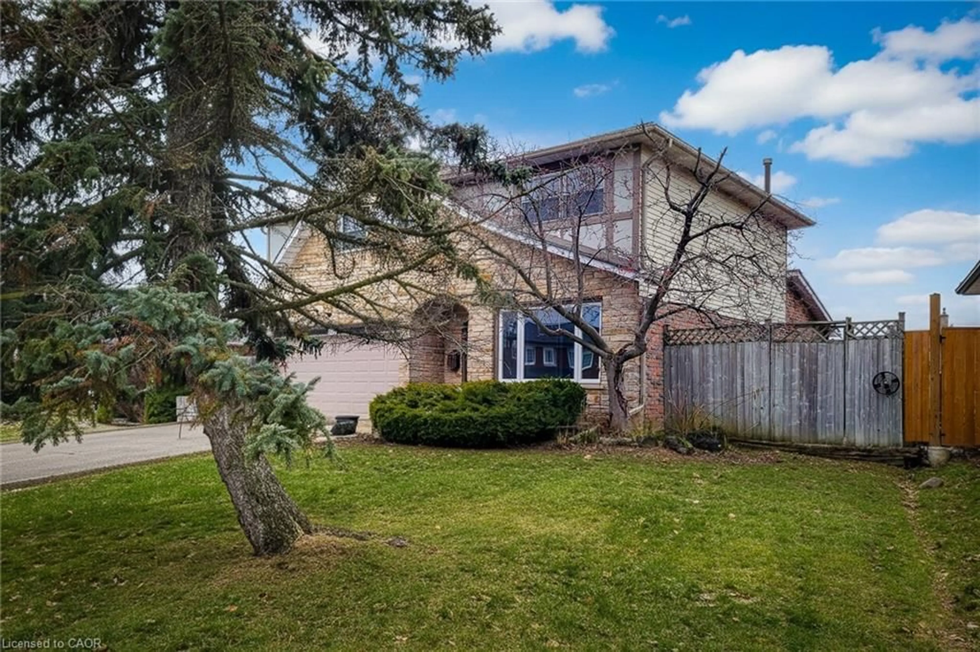 A pic from outside/outdoor area/front of a property/back of a property/a pic from drone, street for 801 Syer Dr, Milton Ontario L9T 4C6