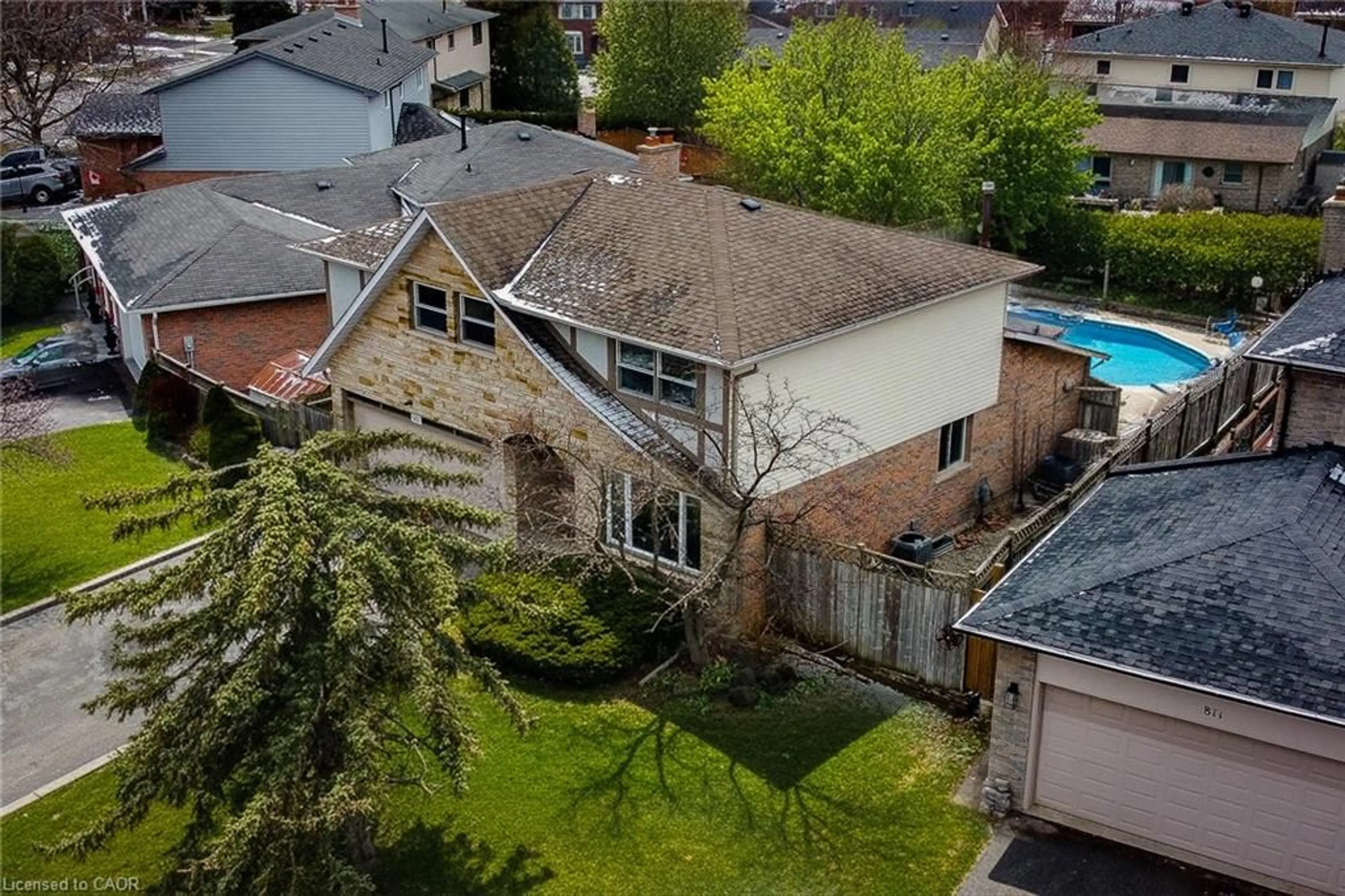 A pic from outside/outdoor area/front of a property/back of a property/a pic from drone, street for 801 Syer Dr, Milton Ontario L9T 4C6