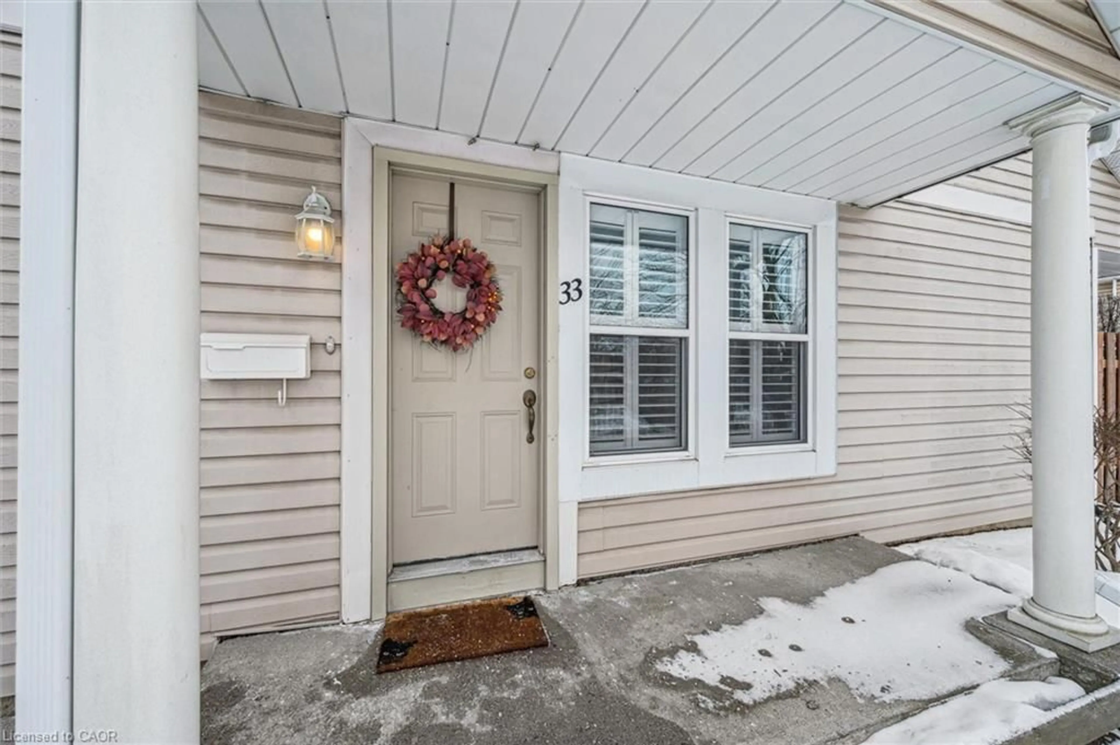 Indoor entryway for 205 Highland Cres #33, Kitchener Ontario N2M 5L7
