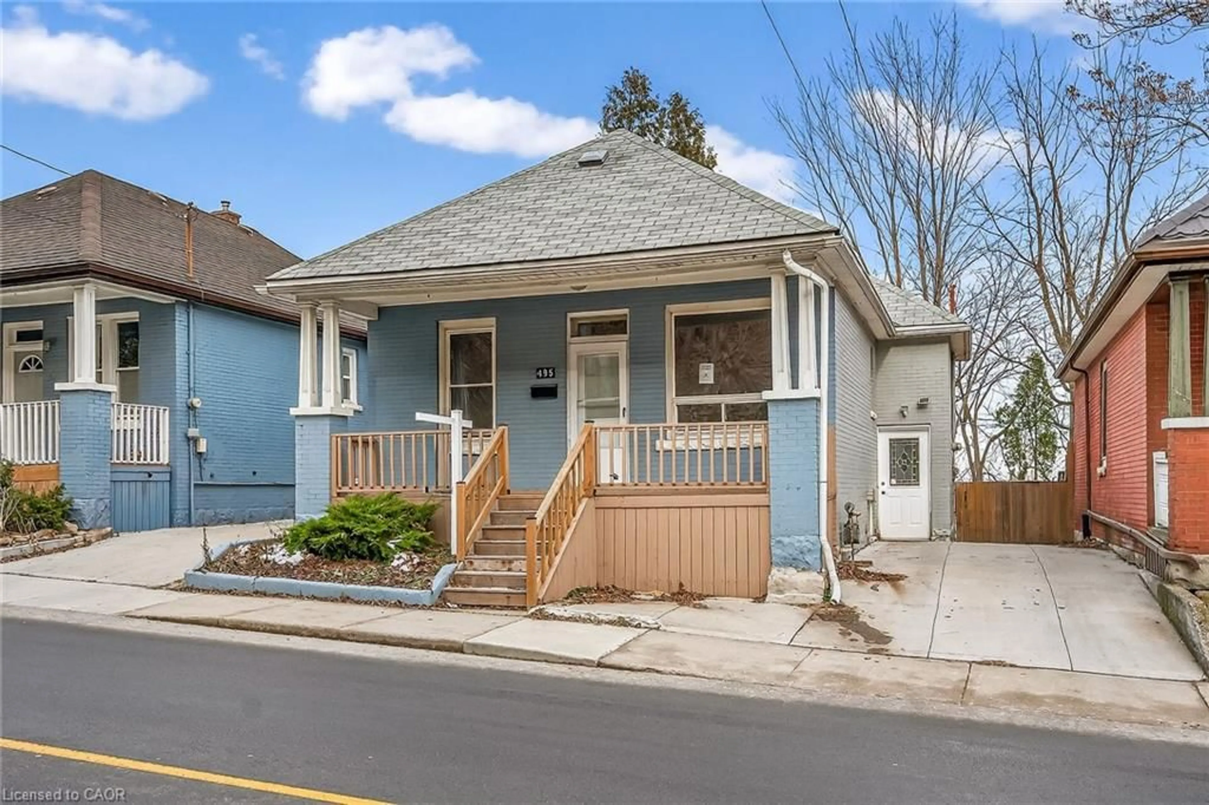 Home with vinyl exterior material, street for 495 Charlton Ave, Hamilton Ontario L8N 1Z4