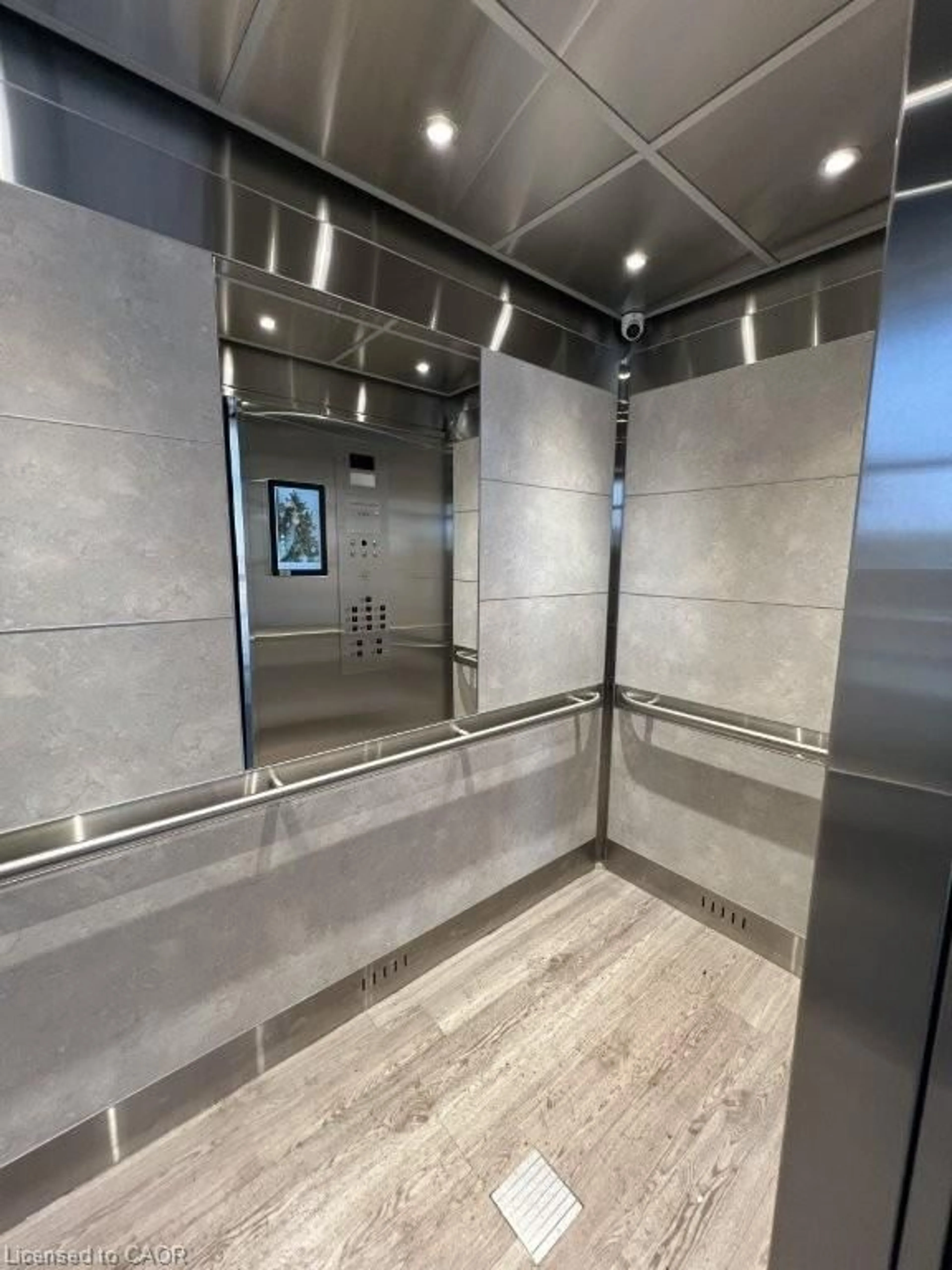 Indoor foyer for 350 Quigley Rd #722, Hamilton Ontario L8K 5N2