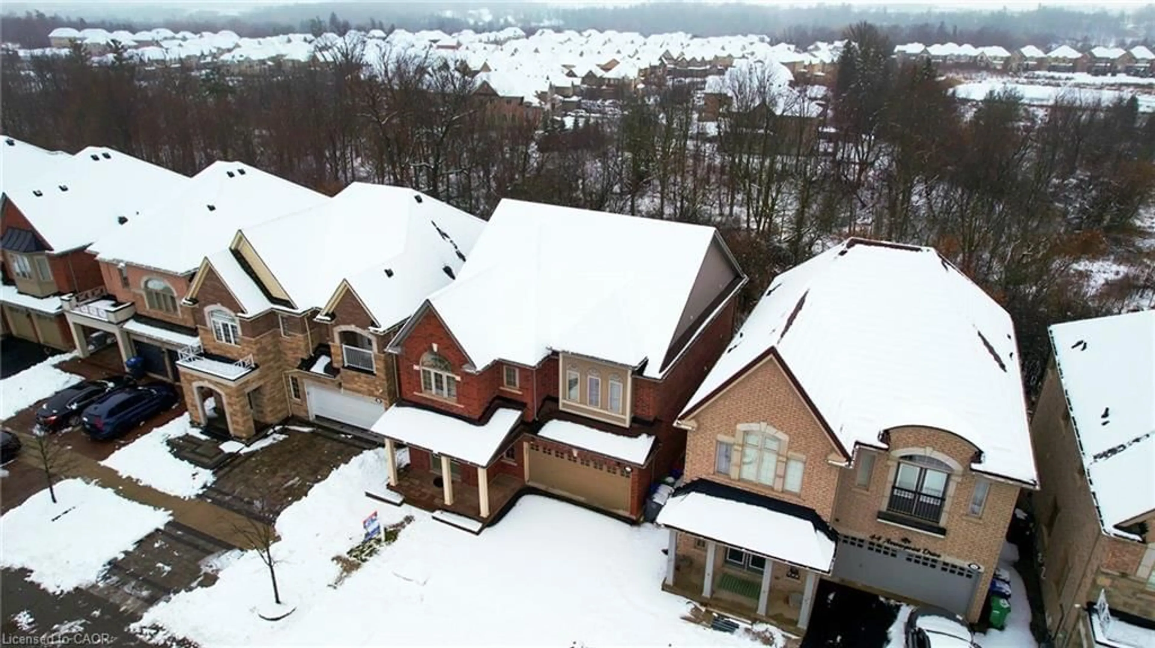 A pic from outside/outdoor area/front of a property/back of a property/a pic from drone, unknown for 42 Arrowpoint Dr, Brampton Ontario L6Y 0Y8