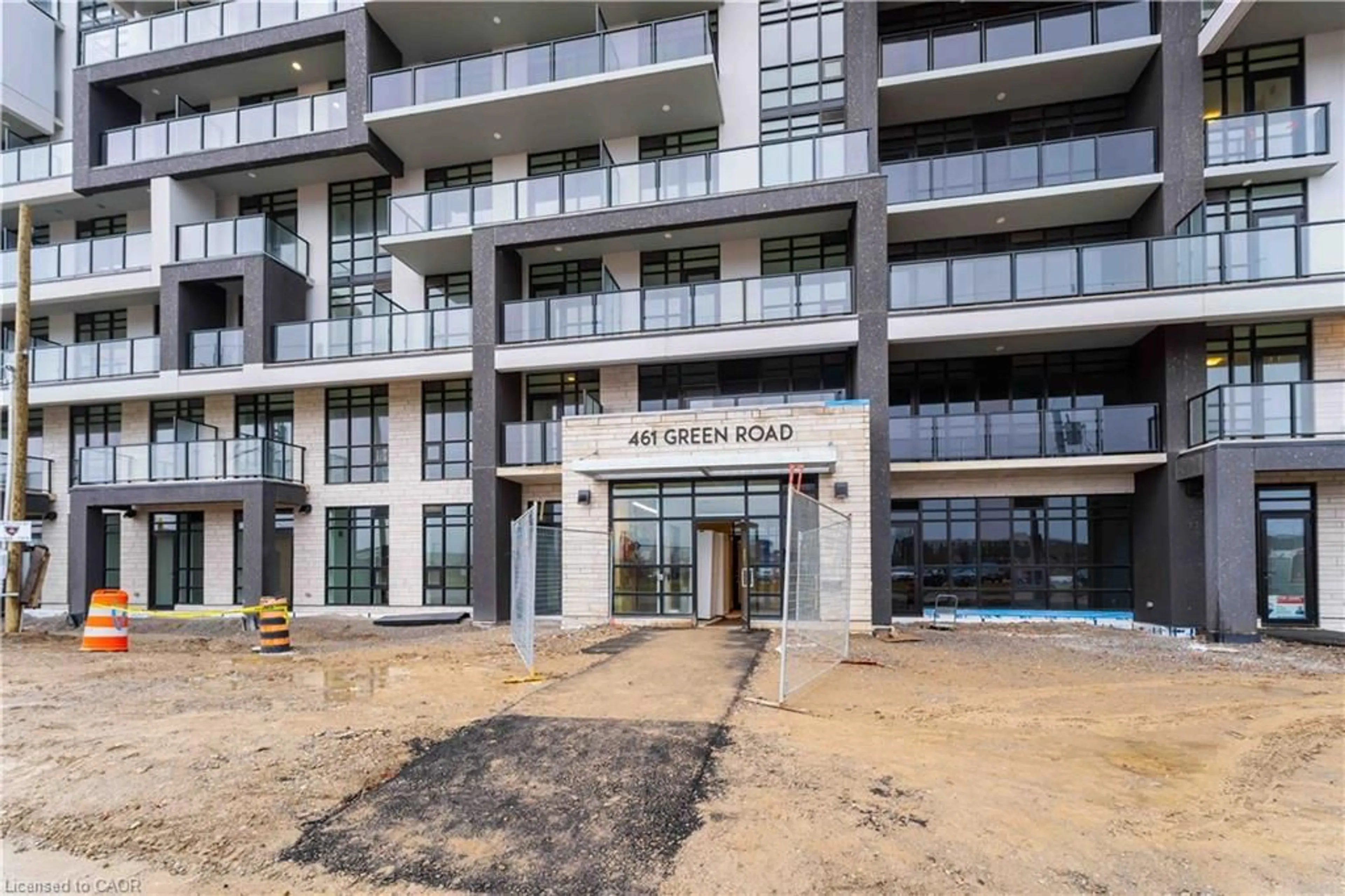 Indoor foyer for 461 Green Rd #104, Stoney Creek Ontario L8E 5B4