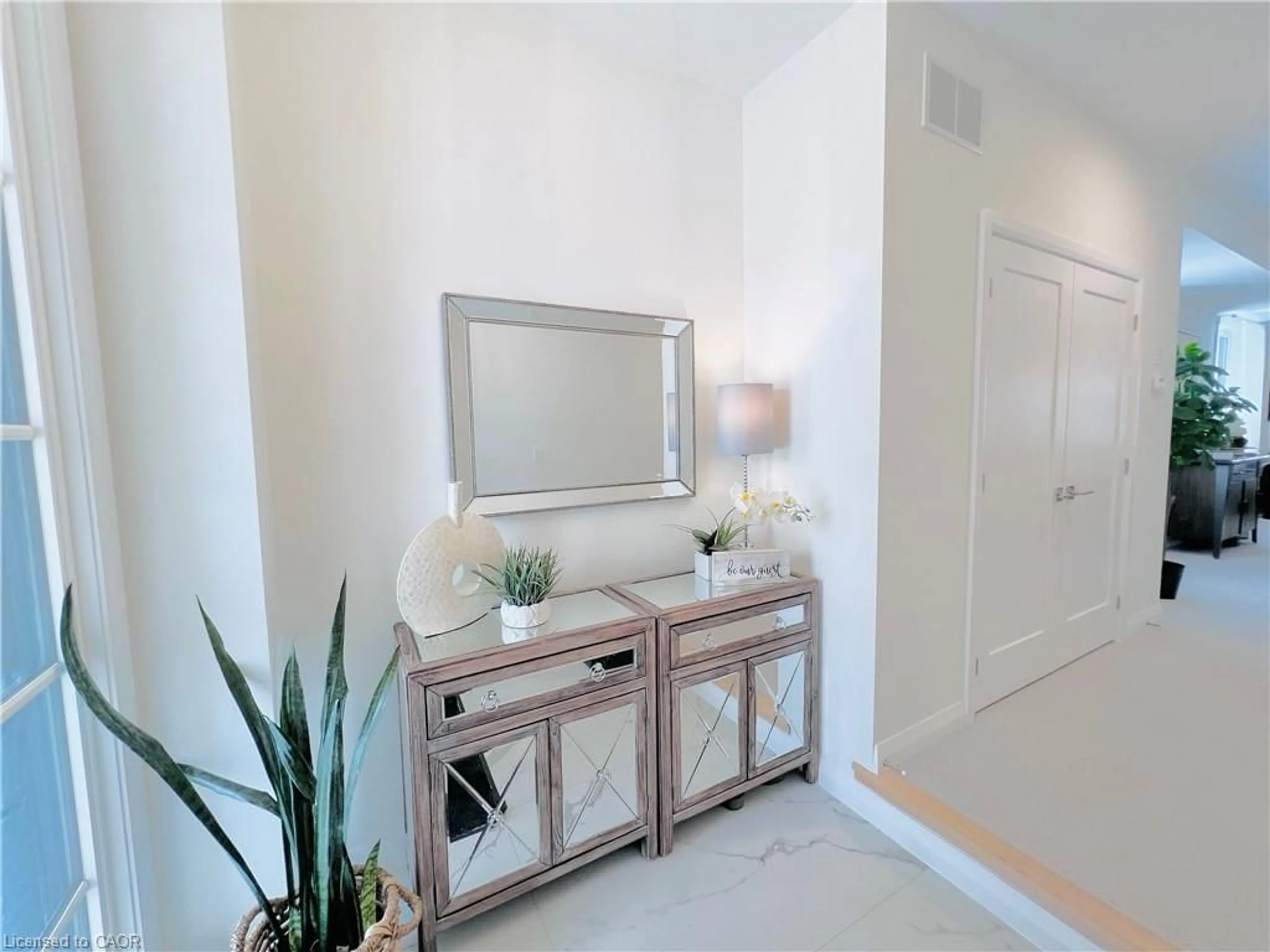 Indoor entryway for 100 Shady Oaks Trail, Hamilton Ontario L9B 0K6