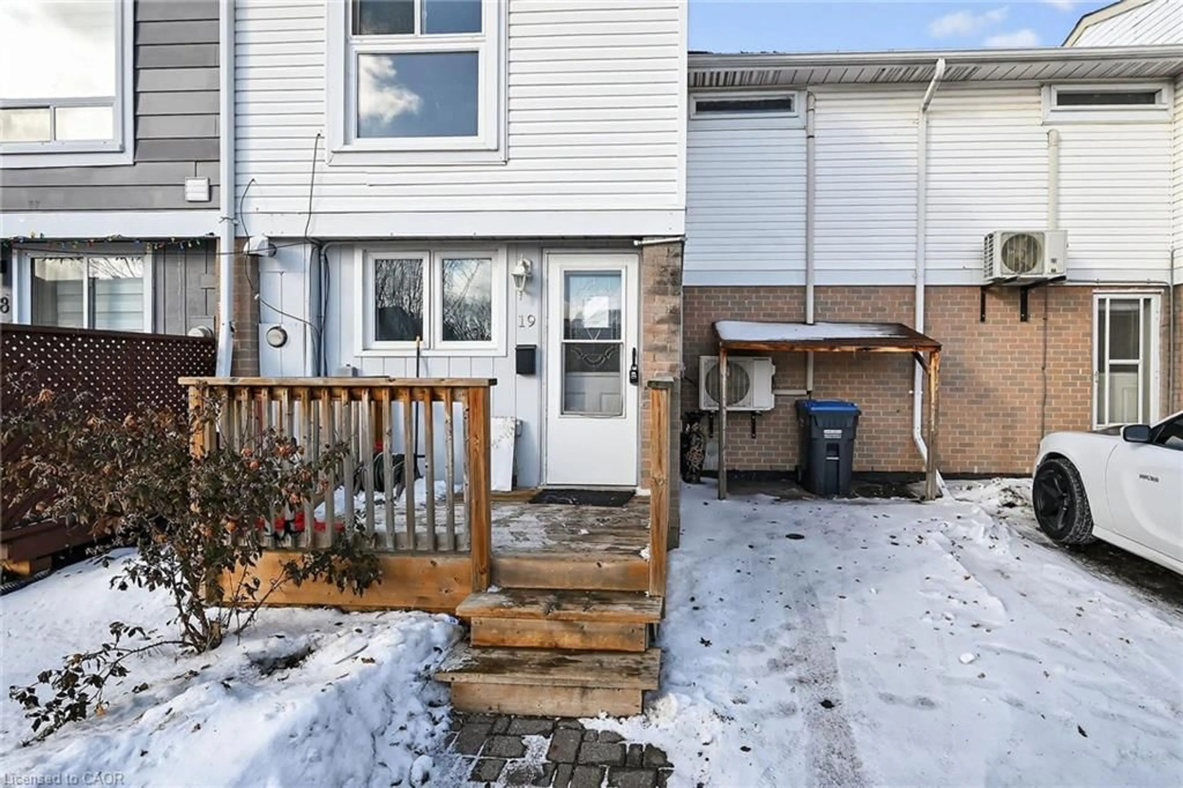 Patio, street for 19 Hindquarter Cres, Brampton Ontario L6S 2C3